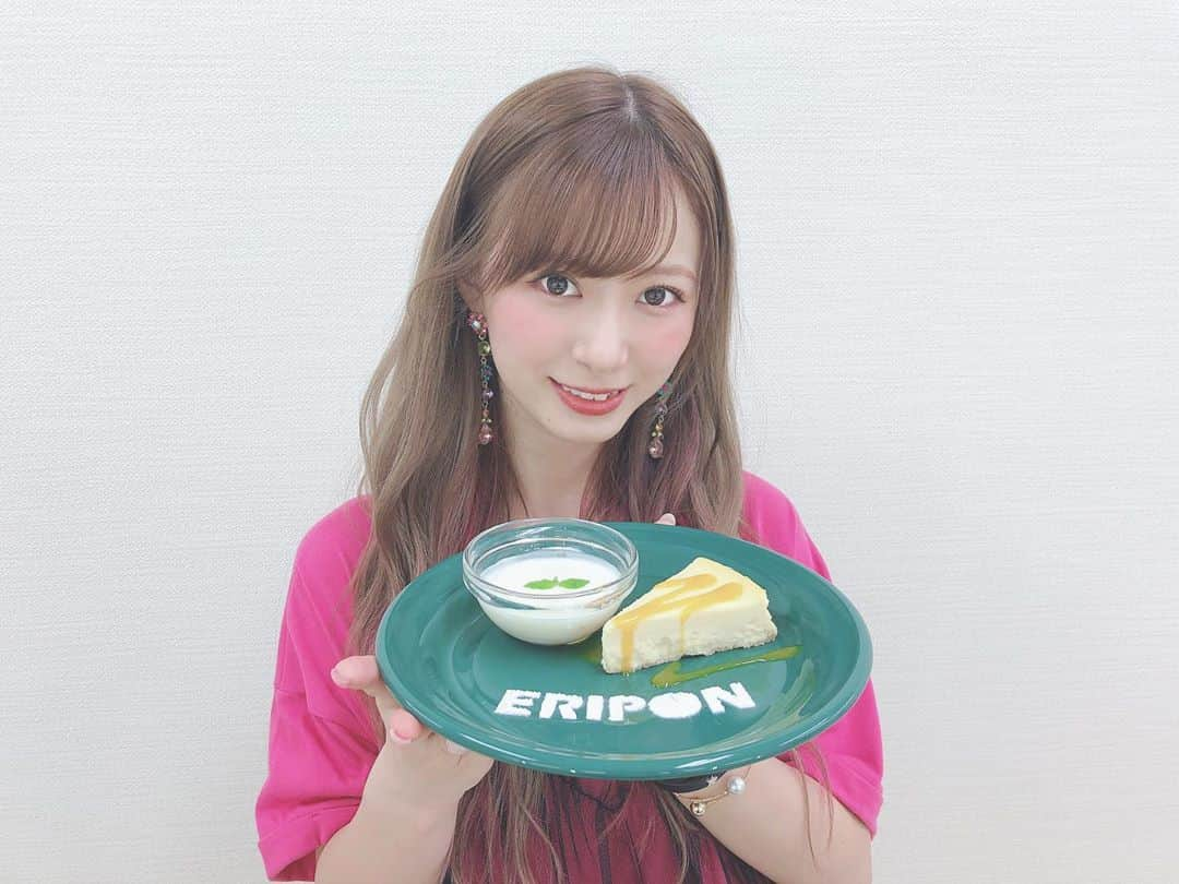 生田衣梨奈さんのインスタグラム写真 - (生田衣梨奈Instagram)「♥ハロー！プッチカフェ♥﻿ ﻿  昨日のケーキはこんな感じ♥️﻿ 美味しかったーーーー！！！！﻿ ﻿ しかも始まる前に食べるタイミングなくて。。。﻿ ﻿ みなさんが映像見てる時にこっそり食べました笑笑﻿ ﻿ ﻿ ベイクドチーズケーキとマンゴーヨーグルト﻿ ﻿ ﻿ めちゃくちゃ美味しかったーーー！！！﻿ ﻿ ﻿ あーーーーーインスタ映えしたい😭﻿ ﻿ インスタ女子っぽくいろんな所アップしたいのに😭﻿ ﻿ ぴえん案件🥺﻿ ﻿ 行ってくれる方募集しとこ笑﻿ ﻿ #morningmusume20 #モーニング娘20﻿ #helloproject  #顔面国宝﻿ #えりぽんかわいい #アイドル﻿ 存在が #インスタ映え #かわいい﻿ #Love #beauty﻿ #followme #makeup﻿ #Instagram #instagood﻿ #메이크업 #얼스타그램﻿ #ig_Japan #팔로미﻿ #フォロー歓迎 #ootd﻿ #CAKE #Cafe﻿ #生田衣梨奈  #東京Cafe﻿ #いいね #おすすめ﻿ #IDOL #골프﻿ #SELFIE #셀카」8月14日 12時04分 - erina_ikuta.official