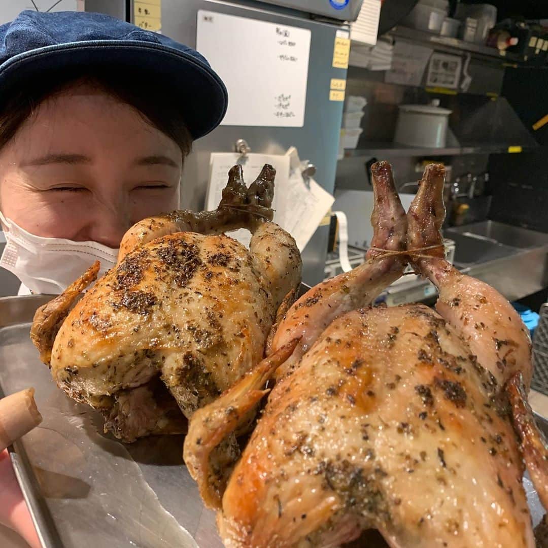 T.G.HEARTH TGハースのインスタグラム：「こんにちはTGハースです！﻿ 🐓🐓🐓金曜日はチキンの日🐓🐓🐓﻿ ¥1300→¥1000なのです😎ﾋﾞｼｯ！﻿ お試し価格なので是非食べてみてください✨✨﻿ ﻿ ﻿ 当店名物ロティサリーチキン1羽まるごと¥1980🐓﻿ すぐ電話↓↓↓期間限定なのでお早めに〜💕💕💕﻿ ☎️03-6416-9445←ﾖｳﾁｪｹﾗ🤘﻿ ⭐️旨辛フェアも絶賛開催中なのでテイクアウトチキンの味変更やハーフ&ハーフも対応してます🤓﻿ ﻿ ﻿ ◆モバイルオーダーも出来るようになりました✨﻿ プロフィールからHPをアクセスしてください♪﻿ モバイルオーダー﻿ https://tgh.for.dinii.jp/﻿ ﻿ ◆Uber eats・menu・出前館によるデリバリー﻿ 11:30〜21:00﻿ ﻿ ◆LINE@登録お願いします♪﻿ https://lin.ee/g0H4jc6﻿ ﻿ ﻿ 皆さまの笑顔に会えますように！💕💕💕﻿ ﻿ #TGハース#代官山ディナー#代官山ランチ#恵比寿グルメ#恵比寿ビストロ#恵比寿ディナー#代官山グルメ #ハース #代官山テイクアウト#恵比寿ランチ#ラクレット#チーズ#ロティサリーチキン#恵比寿ご飯#menu#恵比寿ワイン#テイクアウト#渋谷ディナー#恵比寿チーズ#tghearth#渋谷グルメ#渋谷ランチ#恵比寿チーズ#恵比寿カフェ#チーズケーキ#渋谷テイクアウト#恵比寿新聞#恵比寿ビール#チーズフォンデュ#恵比寿テイクアウト」