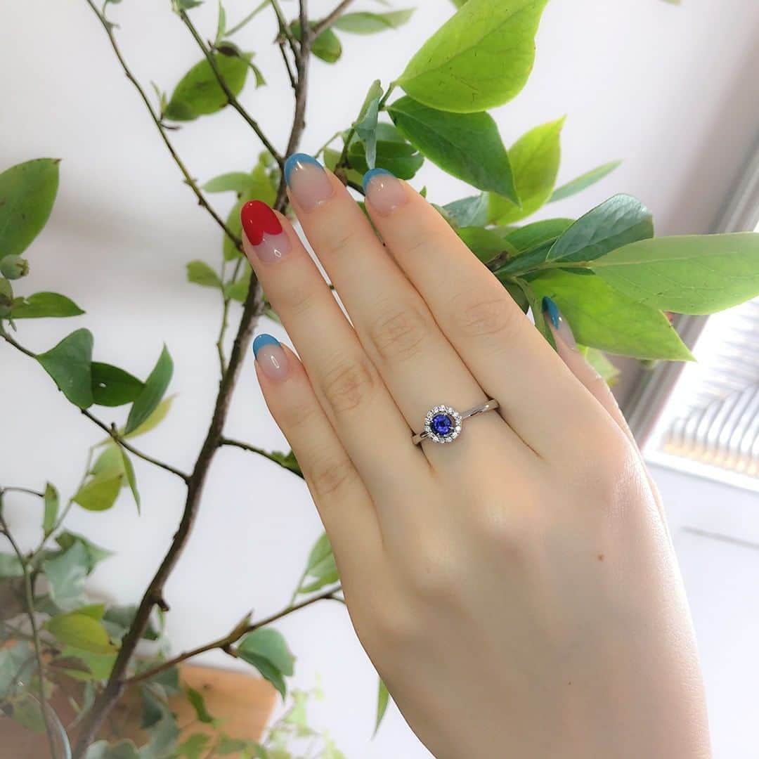 のインスタグラム：「・ ・ 【PLATINUM JEWELRY】 ・ ダイヤモンドのプレシャスな光で 9月の誕生石でもあるサファイヤを 贅沢に取り巻いたプラチナリング。 ・ 手元にきらめく深いブルーで視線を集めて。 ・ 【8月21日発売予定】 ・ ¥136,000＋税 PLATINUM(11203-314-5001) ・ #ヨンドシー #ジュエリー #リング #サファイア #ダイヤモンド #プラチナ #誕生石 #青 #プレゼント #ギフト #ご褒美ジュエリー #ご褒美 #ファッション #新作 #手元コーデ #jewelry #ring #sapphire #diamond #birthstone #blue #platinum #present #gift #fashion #fashionjewelry #newarrivals #coordinate」