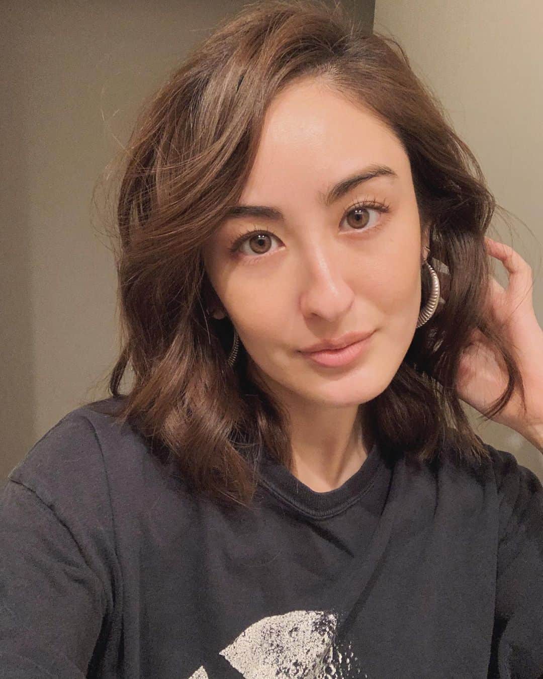 オードリー亜谷香のインスタグラム：「Anyone else’s eyes change color when they’re exhausted? 👀」