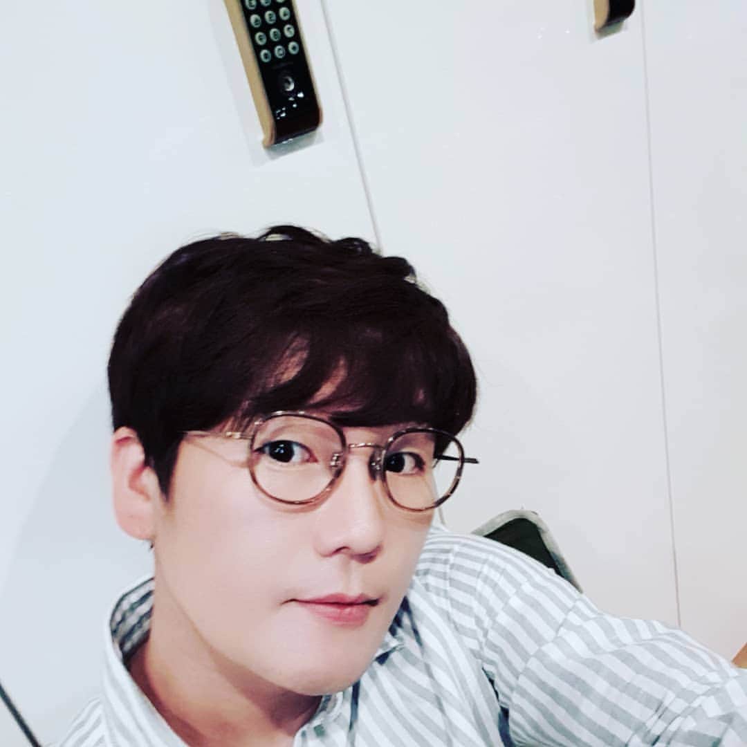 キム・ガンヒョンのインスタグラム：「와..파마를 풀렀더니 어색하네... ㅠ 내일 다시 파마하러 가야지~ #김강현배우」