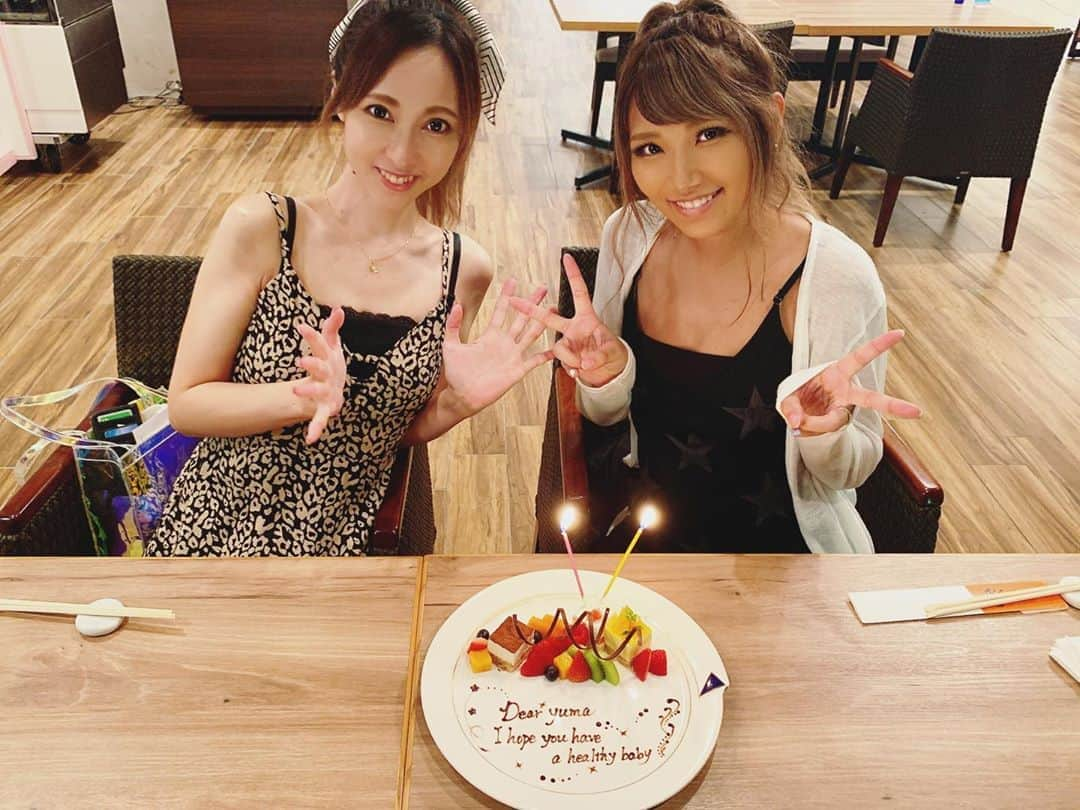 高橋由真さんのインスタグラム写真 - (高橋由真Instagram)「🎂💕✨  まだまだまいしゃんとの写メ続きます🙋‍♀️ｗ  宿泊したプリンスホテルのディナーの最後に、 サプライズでプレート🎂が出てきたの🥺❤️ 元気な赤ちゃん産んでね！って嬉しいメッセージ付き😭✨  お誕生日以外でこんな風にお祝いしてもらったことないか感激😢🙏❤️  ディナーの料理の写メはないけど、追加で頼んでた大好きな中華蒸しパン(花巻)とは写メ撮ったよｗ ここの花巻が大好きで今回は6個食べた。🤣 なぜかメニューに載ってなかったけど頼めて嬉しみ🤤💛  まいしゃんありがとう🥺💓✨  #サプライズ #プレート #ケーキ #装飾うますぎ #中華蒸しパン #うますぎ #花巻 #メニューになかった  #🤤 #ゆまいち」8月14日 12時09分 - yumachi1021