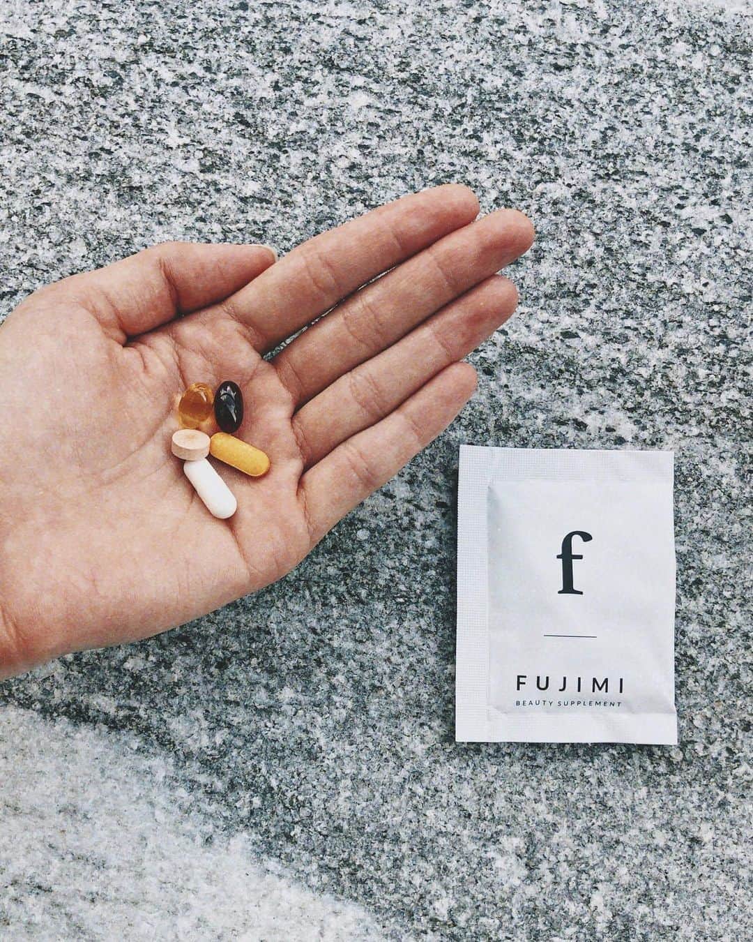 のインスタグラム：「自分に合ったものをチョイスして送ってもらえるFUJIMIのサプリ。サプリ飲みたいと思ってたけど何飲めばいいか分かんないからありがたい！小分けになってるから持ち歩けるし、飲み忘れがなくてすごいらくちん！  しっかりアラサーなのでちゃんと身体のこと考えないとなぁと思ってはじめてみました😂w  #FUJIMI#美容#カスタマイズサプリ#オススメ#ビタミン」