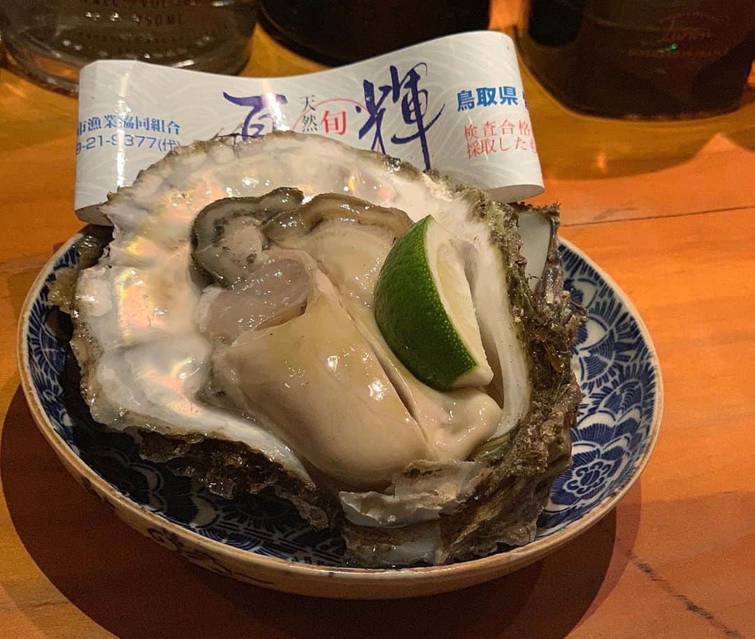 関西LIFE－homelife－のインスタグラム：「【京都府・京都市】 隠れ家風Bar【Bar MICHIya】 . がっつり食べれるお料理メニューも豊富なバー 海鮮は市場から直接仕入れているので、新鮮でとても美味しいです☆ 大好きな生ガキを頂きました！身が大きくて大満足でした( *´艸｀) . . @homelife_local では #homelife_京都 では京都のいいところを紹介していきます。みなさんの大好きな京都を教えてください。 . . #barmichya #バーミチヤ #京都三条 #海鮮 #魚介 #ダイニングバー #京都bar #生ガキ #牡蠣 #京都市内グルメ #三条河原町 #京都カフェ部 #グルメ #京都 #幸せ #京都グルメ #京都カフェ #京都女子会 #京都 #京都旅行 #京都観光 #そうだ京都行こう #観光 #旅行 #京都 #kyoto #japan #japantrip #japantrip2020」