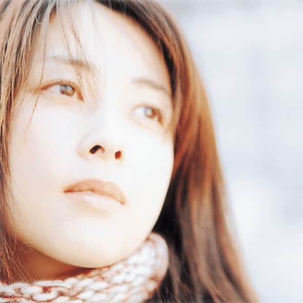 のインスタグラム：「素敵な思い出だけ　胸にしまっておけたらいいのにと祈る いつも変わりなく動き始める世界は　すべてがはかない  words by IZUMI SAKAI #pray  今もどこかで誰かの、 “祈り”が捧げられ、“願い”が生まれる。 今年は特に想うところが多いですね。 #ZARD #止まっていた時計が今動き出した」