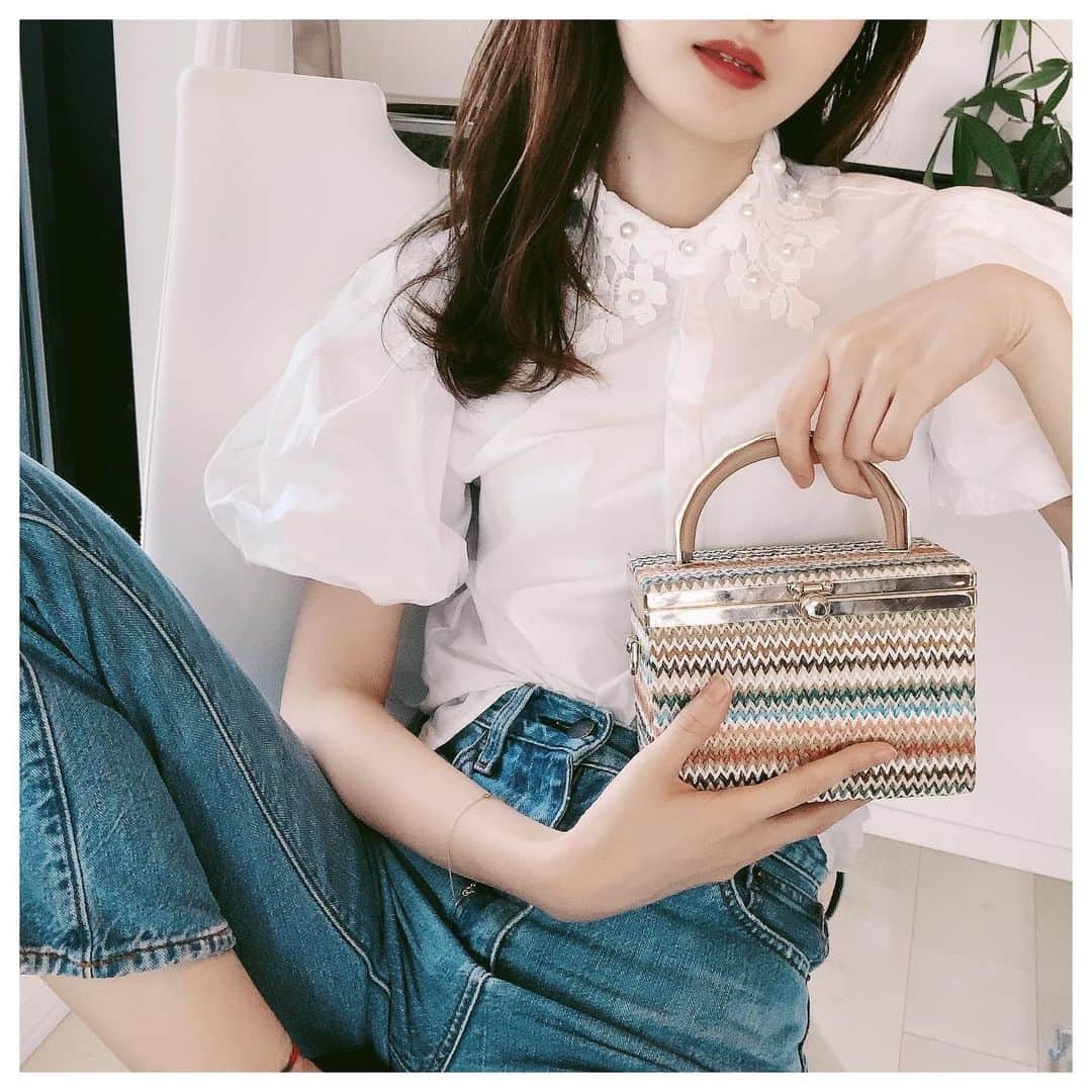 金香里のインスタグラム：「コロナ自粛期間で家にいる時も あえて好きな服を着てるんるん  職場と家を行き来する日がほとんどだけど、楽しみはいつだって自分で作り出せるのです☺️  この期間を通して、一人でゆっくり過ごすの好きだなぁ〜とか、 人と話したり集まったりするのもやっぱり好きだな〜ってシンプルな事に気づけたり、自分と向き合って自分を知れるとっても貴重な期間だなって感じた🍀  今日はどんな楽しいことしよかな☺️」