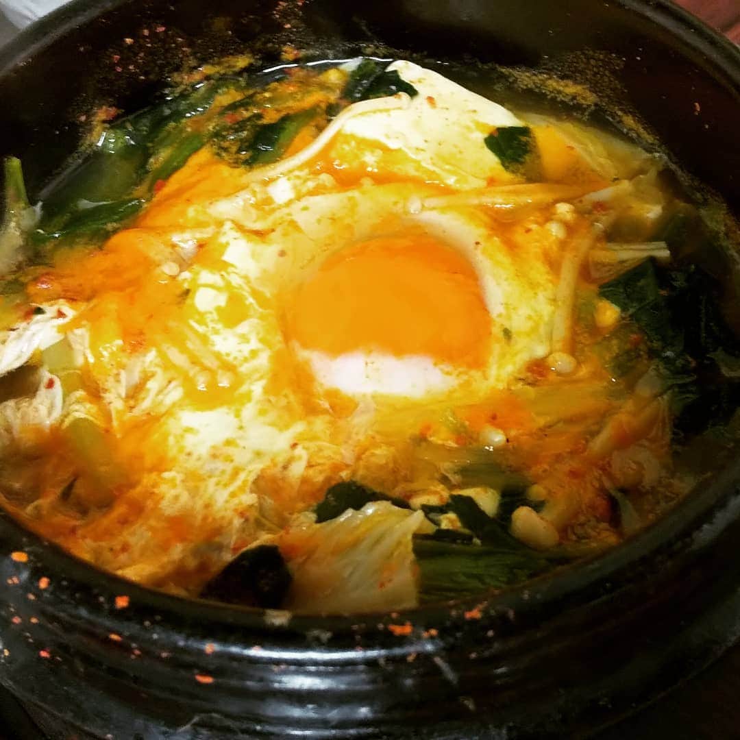 川久保秀一さんのインスタグラム写真 - (川久保秀一Instagram)「ようやく近所の韓国家庭料理の店に。 「梨秦院クラス」で見たように、豆腐チゲには卵が＼(^_^)／ 故郷が韓国のお店の奥様は韓流ドラマに詳しく、えらく盛り上がってしまったの巻(笑)。ちなみに奥様の好みはパク・ソジュンらしい。 週一で通いかな？(^^;  #韓国家庭料理 #ホルモン焼き #豆腐チゲ #冷麺 #トッポギ #マシッソヨ」8月14日 12時30分 - hidekazu_kawakubo