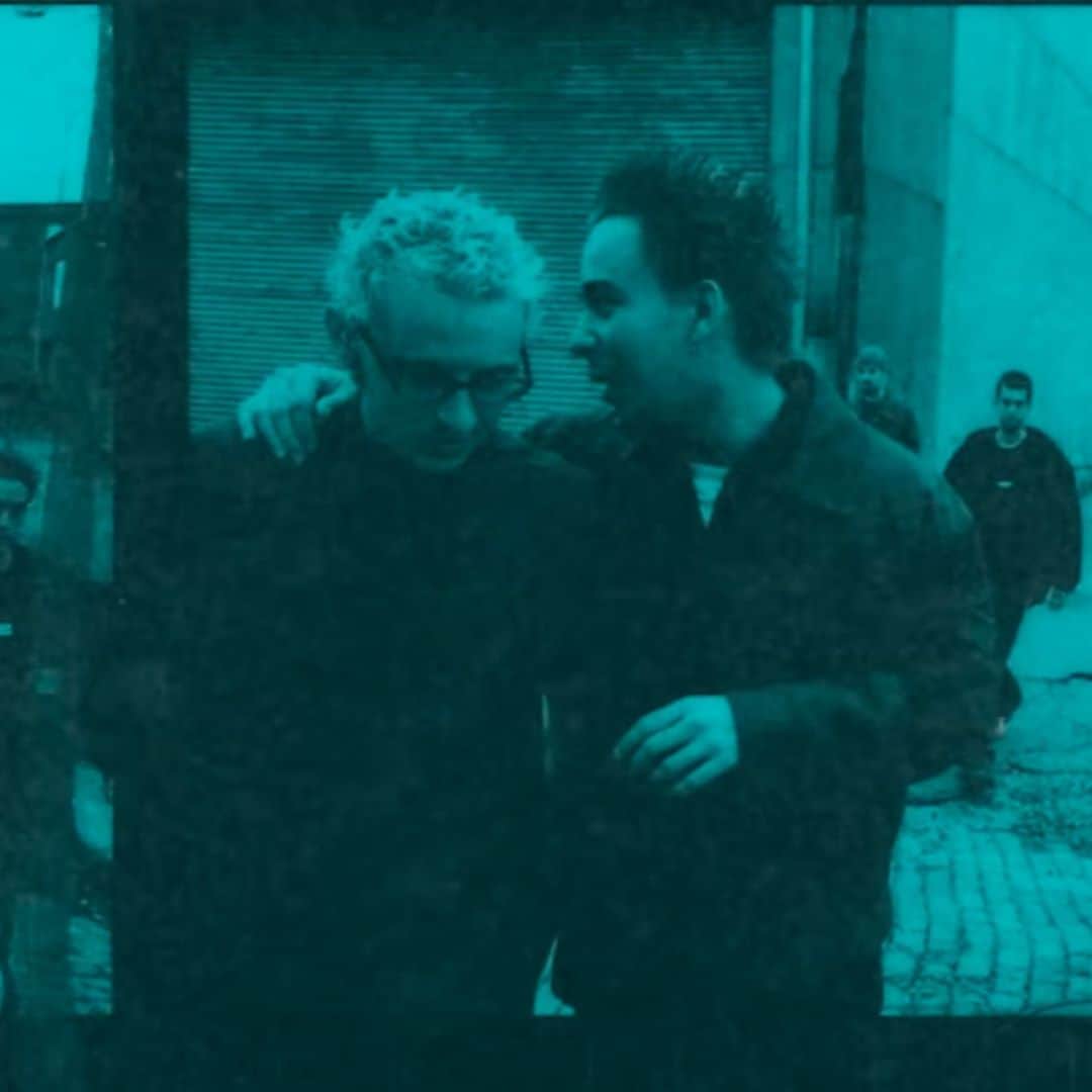 マイク・シノダのインスタグラム：「“She Couldn’t” is one of the earliest demos we made when Chester joined the band. Two things stand out about the song, to me: 1.) The programmed beat and focus on synth sounds and vocal loops (rather than heavy guitars) foreshadowed a future of the band many years after Hybrid Theory. In searching for our “first sound,” we set the groundwork for our later evolution. 2.) The softly-sung “you’re not alone” refrain reminded me that, although we debuted with a song screaming “shut up,” what most fans came to find out was that empathy and community were just as integral a part of LP’s DNA from the very beginning.   Sincerely, thank you for the excitement about the #hybridtheory20 package. We’re so grateful to have had you with us all these years.」
