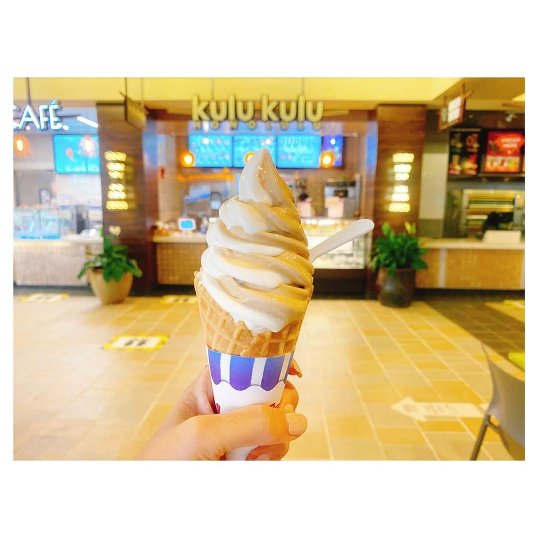 荒川れん子のインスタグラム：「Thanks @kulukulucake for 50% off🍦 クルクルさんのソフトクリーム、美味しい上に、今、半額って、わざわざ行っちゃうよね😆 半額と解っているのに、レシートみて「安っ！」って驚く😆 迷ったくせに、やっぱりバニラとコナコーヒーのツイスト。いつも同じになってしまうのでした😅 . . #hawaii #waikiki #happy #aloha #hilife #icecream #instagood #instagenichawaii #travel #sweets #gooddeals  #luckywelivehawaii #travel #lifeisajourney #lovehawaii #ハワイ #ハワイ生活 #ハワイ暮らし #旅 #日々の暮らし #ハワイ旅行 #ハワイ好き #妄想ハワイ #お得 #期間限定 #半額 #ハワイの美味しいもの #おやつ #休憩 #ソフトクリーム #🍦」