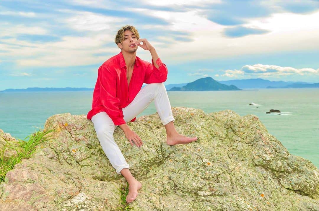 當間ローズのインスタグラム：「🌹緊急速報 ♪ 🌹 當間ローズ  第三弾シングル　ロコ-ロコ-ロコ  のMV が8月20日木曜深夜 1時50分〜読売テレビ『音力』（おんちか）にてO.A されます！関西エリアの放送となりますが是非関西の方々見てね🌹🕺 (注意) 放送時間が異なる場合がございます。  https://www.ytv.co.jp/music_power/  🌹Noticias🌹 O clip da Minha nova musica será  apresentado na TV YOMIURI programa “Ontika” da região de Kansai dia 20 de agosto partir das 24:50!!!! Pessoal de Kansai Não percam 🌹🌞🕺  #當間ローズ  #ラテン  #ハーフ  #モデル #バチェロレッテ　#愛と筋肉のハイブリット #toumarose #singer #Artist #Model #Tokyo  #Brazilian #brasil  #italian #fashion #fitness #muscle #body #workout #sexy」