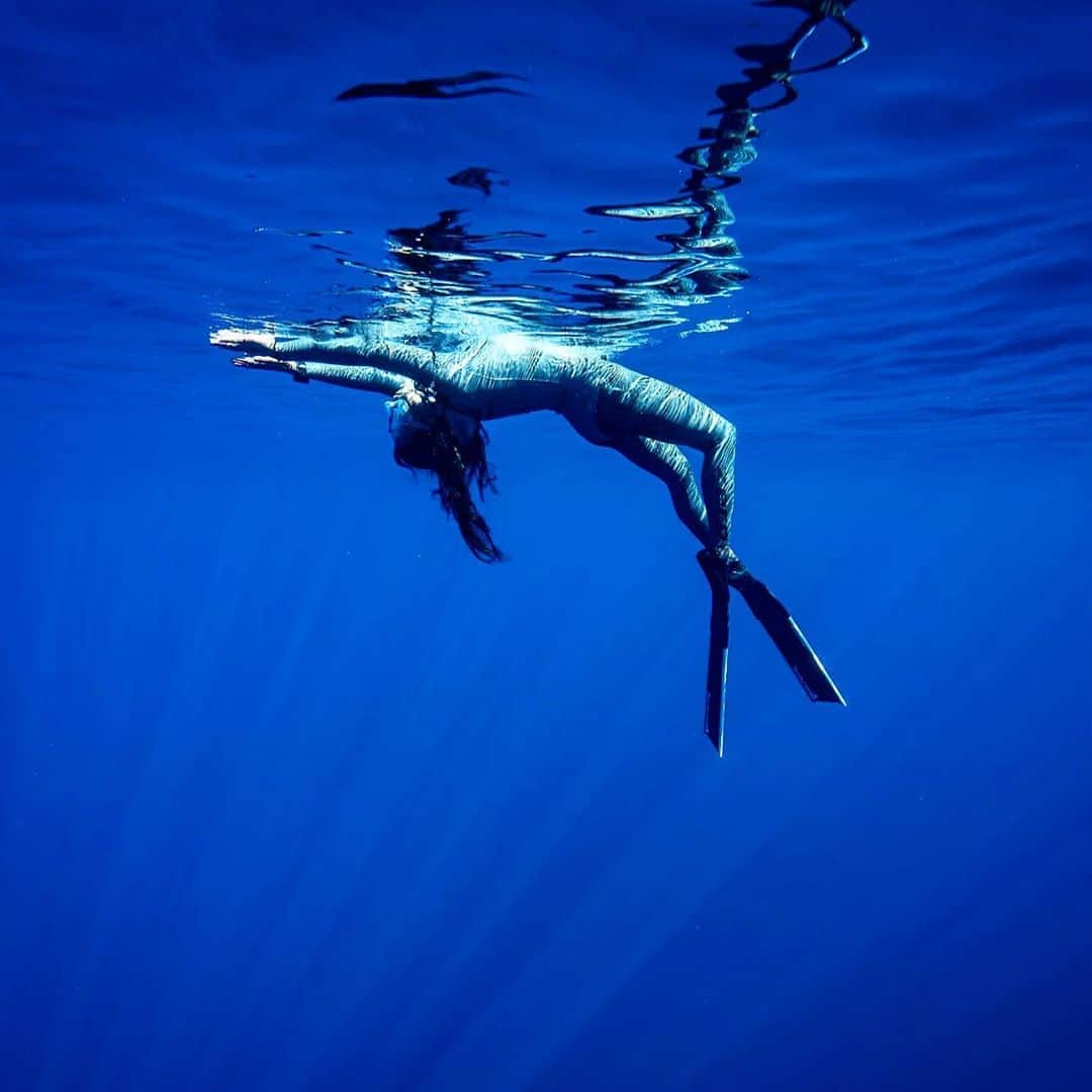 福田朋夏さんのインスタグラム写真 - (福田朋夏Instagram)「凪いでる時は水中から見ると、水面が鏡になってて、自分が写し出されて何だか不思議な世界😌✨ #freediving #apnea @zero_wetsuits @yamamotowetsuits @aqualungdivers @alchemy_hellas photo by @ryuzoshinomiya」8月14日 12時28分 - tomoka_fukuda
