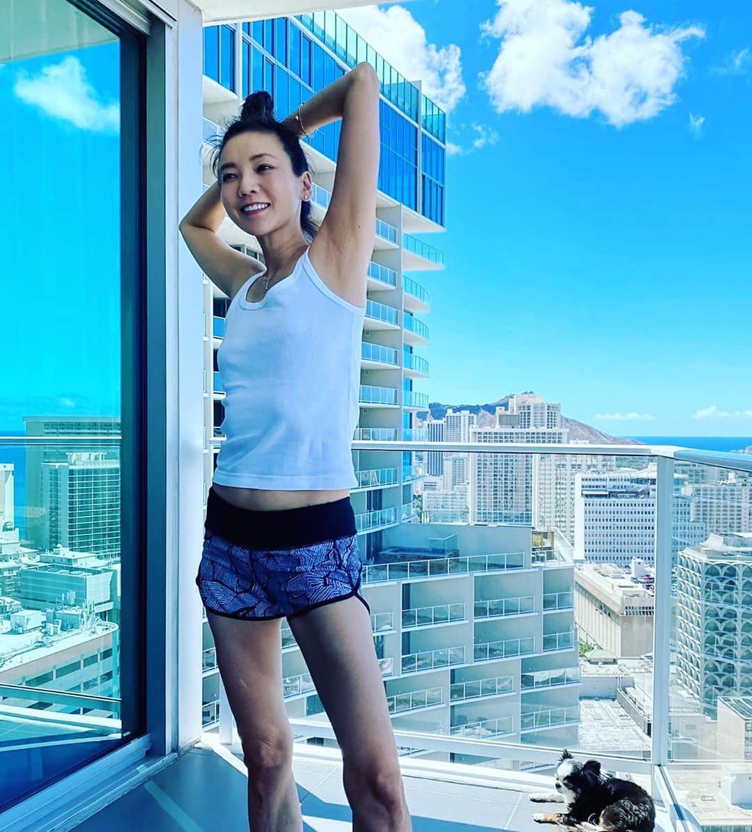 和央ようかさんのインスタグラム写真 - (和央ようかInstagram)「Morning in Hawaii🏝😊Waking up the body😊Dondon is sunbathing 🐶  ハワイの朝🏝😊ストレッチで身体を起こすよ😊こっちに来て早寝早起きになった😝今日はこのあと、NYC からピラティスのzoom セッション👍ひそかにどんどん🐶😘  #takakoworldstylin🌎 #lifestyle #hawaii #healthylifestyle #yokawao #和央ようか @dondon_oreo」8月14日 12時29分 - yokawao0215