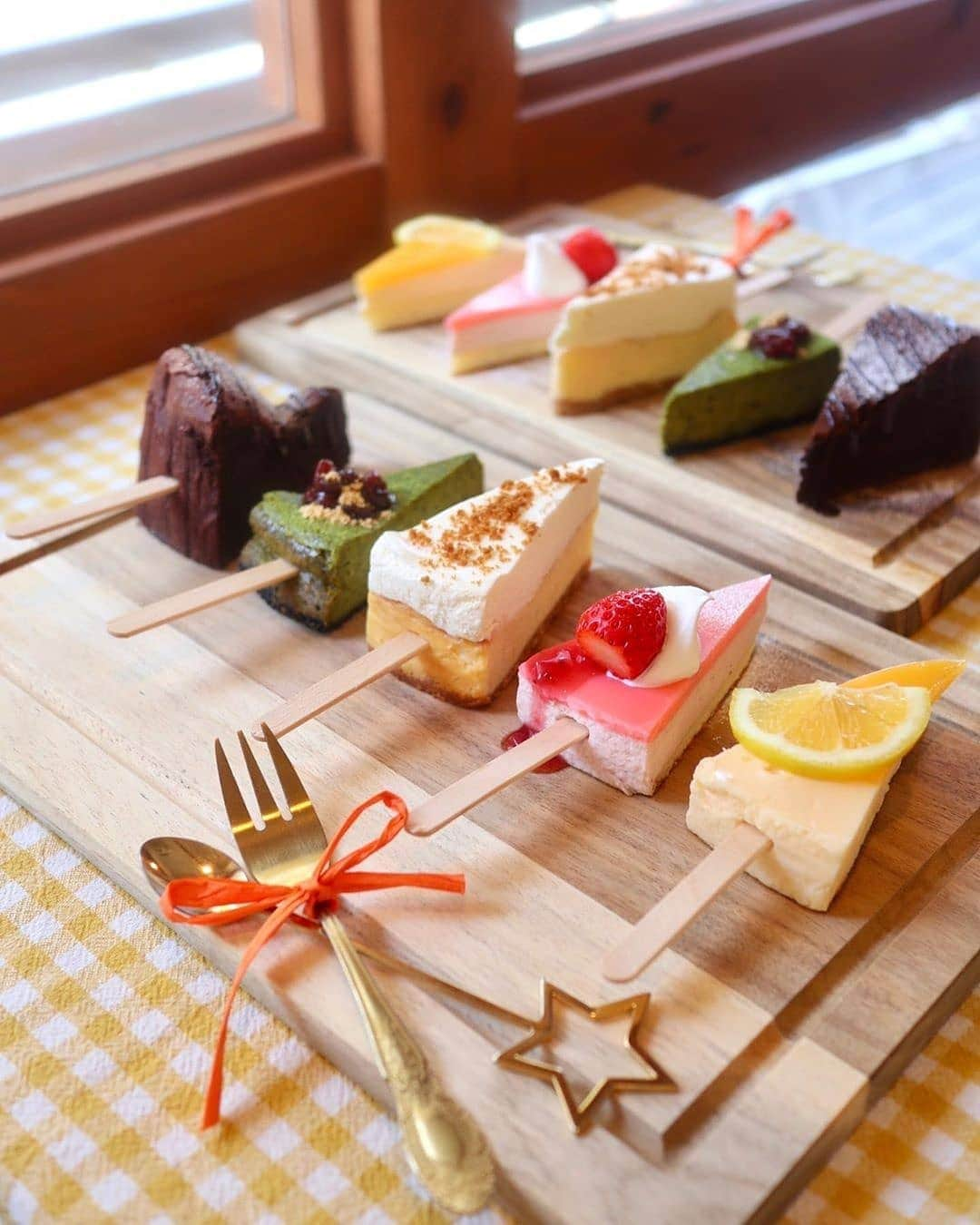 4meee!さんのインスタグラム写真 - (4meee!Instagram)「﻿ ﻿ ＼まるでアイスキャンディーみたいなケーキをチェック🍰／﻿ ﻿  奈良県奈良市のSUNNY and MOREで食べられるのはまるでアイスキャンディみたいなケーキ！﻿ ﻿ ☑︎Eany,meeny,miny,more﻿ (イーニー,ミーニー,マイニー,モー）﻿ .﻿ .﻿ ◯レモンのムースケーキ﻿ ◯苺のムースケーキ﻿ ◯２層のダブルチーズケーキ﻿ ◯抹茶チーズケーキ﻿ ◯濃厚ガトーショコラ﻿ .の﻿ ５種類のケーキプレート♩﻿ .﻿ ﻿ ミニサイズがたくさんなので、甘いものが苦手な人やそんなに量を求めていない人も◎﻿ ﻿ ﻿ ﻿ ■#4meee_cafe﻿ 【SUNNY and MORE(#sunnyandmore )】﻿ 📍﻿奈良県奈良市東寺林町７ 11:0-18:00﻿ @3nny__and__more﻿ .﻿ ﻿ .﻿ ﻿ ﻿ ﻿❣️ ﻿Photo by　﻿﻿ ﻿@maki_1129__ ﻿﻿ ﻿﻿ 流行りのアイテムやスポットには　@4meee_com をタグ付けして投稿してください🎀﻿﻿ .﻿ #4MEEE#フォーミー#アラサー女子#女子力向上委員会﻿  .﻿ #サニーアンドモア #イーニーミーニーマイニーモー﻿ #eanymeenyminymoe #どれにしようかな#奈良駅前﻿ #奈良市カフェ#奈良市ランチ#奈良公園#奈良ごはん﻿ #私は奈良派 #春日大社 #ならまちカフェ﻿ #ならまち散策 #奈良カフェ #奈良グルメ#奈良ランチ﻿ #奈良旅行 #奈良スイーツ#大阪カフェ﻿ #奈良観光#インスタグルメアワード2020﻿ #カフェ好きな人と繋がりたい」8月14日 12時30分 - 4meee_com