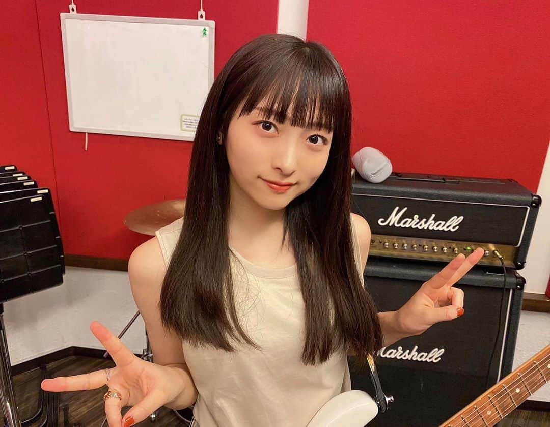のインスタグラム：「明日8/15はデビューライブということで… 初心に帰って一からスタートという気持ちも込めて暗髪ロングにしました🎸✨どうですか〜〜？ 佐伯さん、素敵にしてくださってありがとうございました☺️☺️ ・ #イメチェン #ロングヘア #黒髪ロング  #エクステ」