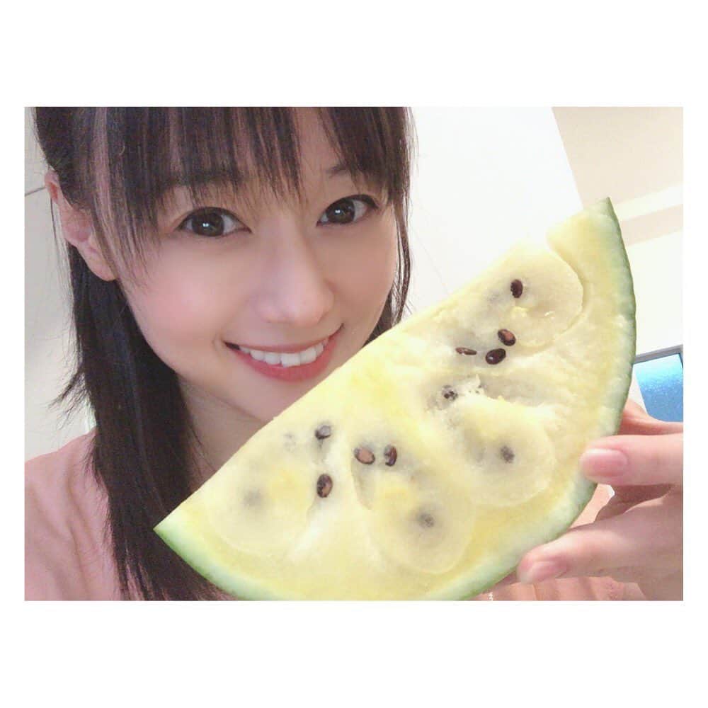 柳野玲子のインスタグラム：「今年初スイカ🍉 割ってみたら黄色いスイカでした☺️✨ 甘くて美味しかったー😍 #スイカ #クリームスイカ #夏」