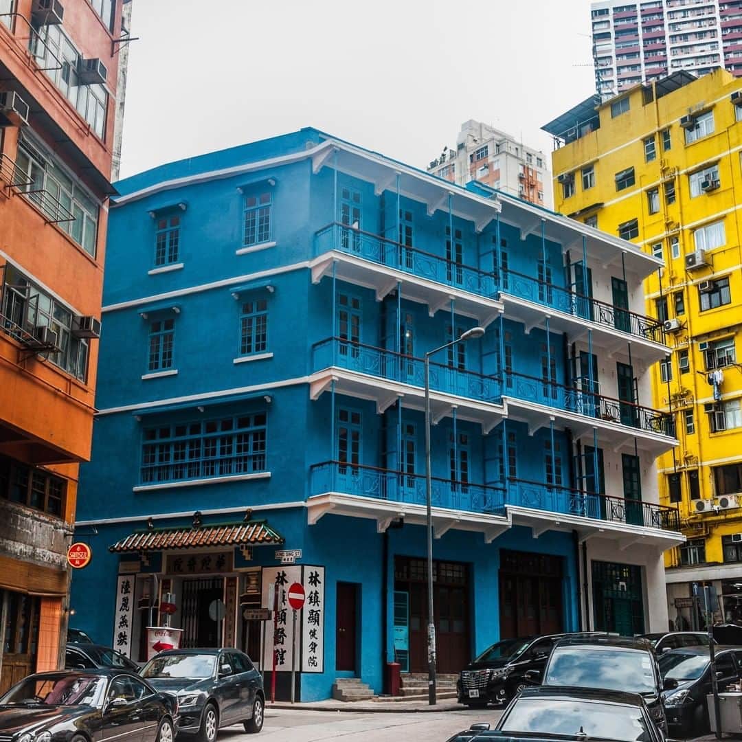 Discover Hong Kongさんのインスタグラム写真 - (Discover Hong KongInstagram)「An interesting place in Wan Chai: Blue House, a listed historic building that was originally a tenement house (or ‘tong lau’ in Cantonese) and is now home to a museum called Hong Kong House of Stories. 藍屋真係好搶眼呀！🤩（隔離嘅黃屋同橙屋都不遑多讓！）  #DiscoverHongKong」8月14日 13時00分 - discoverhongkong