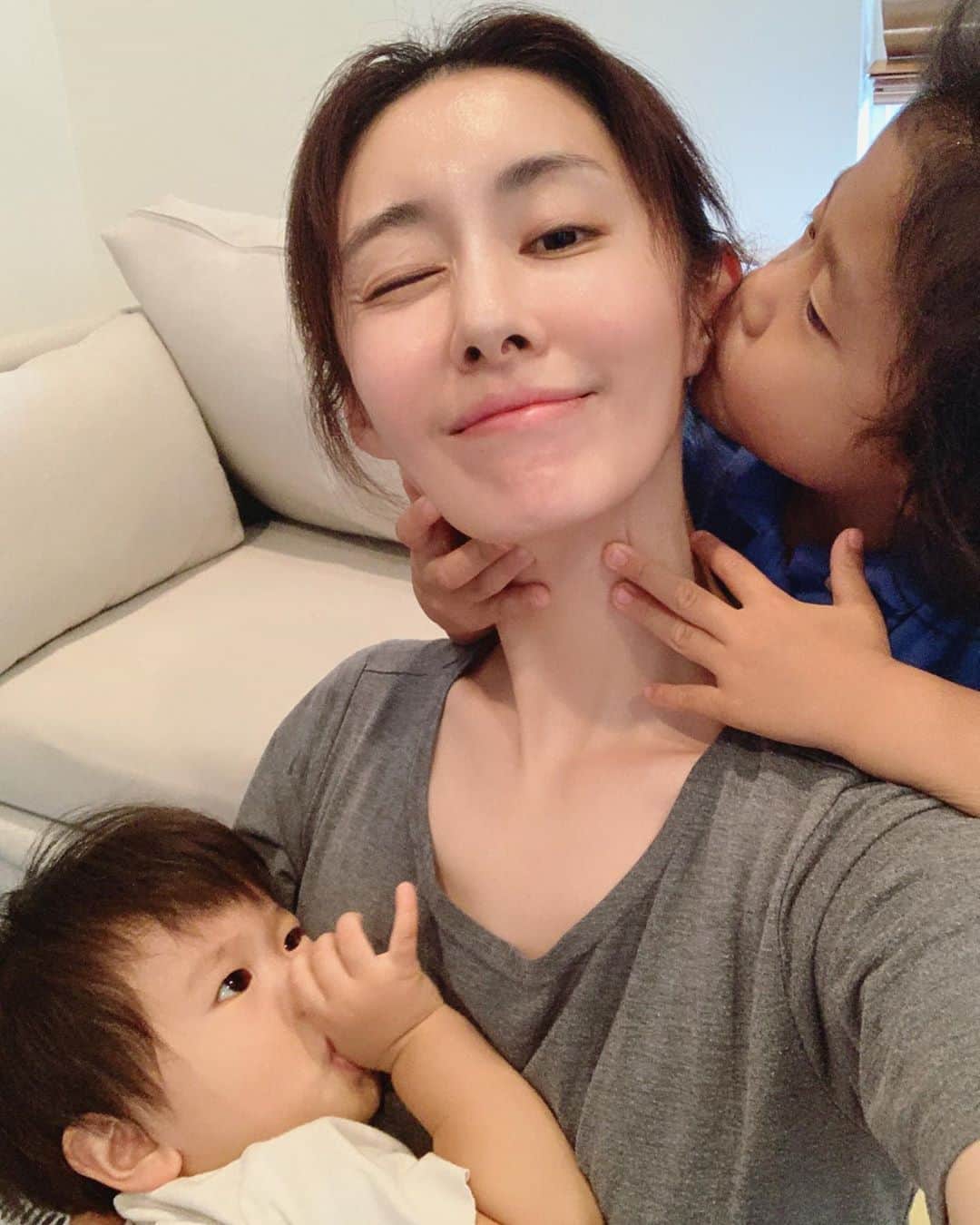 高木りなのインスタグラム：「近い。非常に近い。 家でも毎日密集。 かーちゃんが移動すれば子も移動。 トイレ中は膝の上に乗ってくる。 ご飯中は下を見ると2人足にまとわりついてる。 ひとり時間が欲しい時もあるけど、後でこの時間が恋しくなるんだろうな... 가깝다... 너무 거리가 가깝다... 항상 밀착... 엄마가 움직이면 따라오고...  화장실 🚽 에서 무릎위에 올라오고... 밥먹다가 아래를 내려다보면 두아들이 한쪽다리씩 끌어안고있고...  그래도 좋다 나중엔 이게 그리울꺼니까 . . . #motherhood #brother #boymom #familytime #男の子ママ #兄弟 #2歳差育児 #育児日記 #아들맘 #두아들맘 #형재 #두살터울 #맘스타그램 #육아일기」
