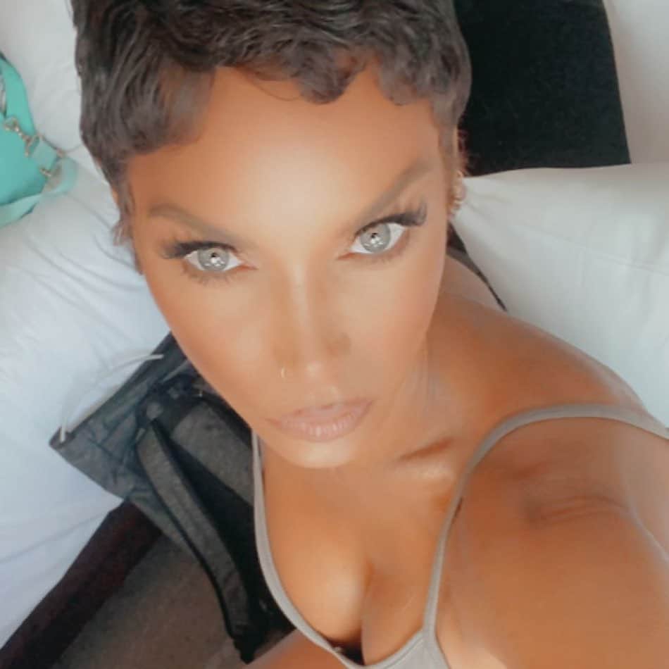 ニコール・ミッチェル・マーフィーのインスタグラム：「Thanks alayza for doing my makeup for the photo shoot 😊 #photoshoot #makeupartiest #makeup #nicolemurphy #fashion #style」