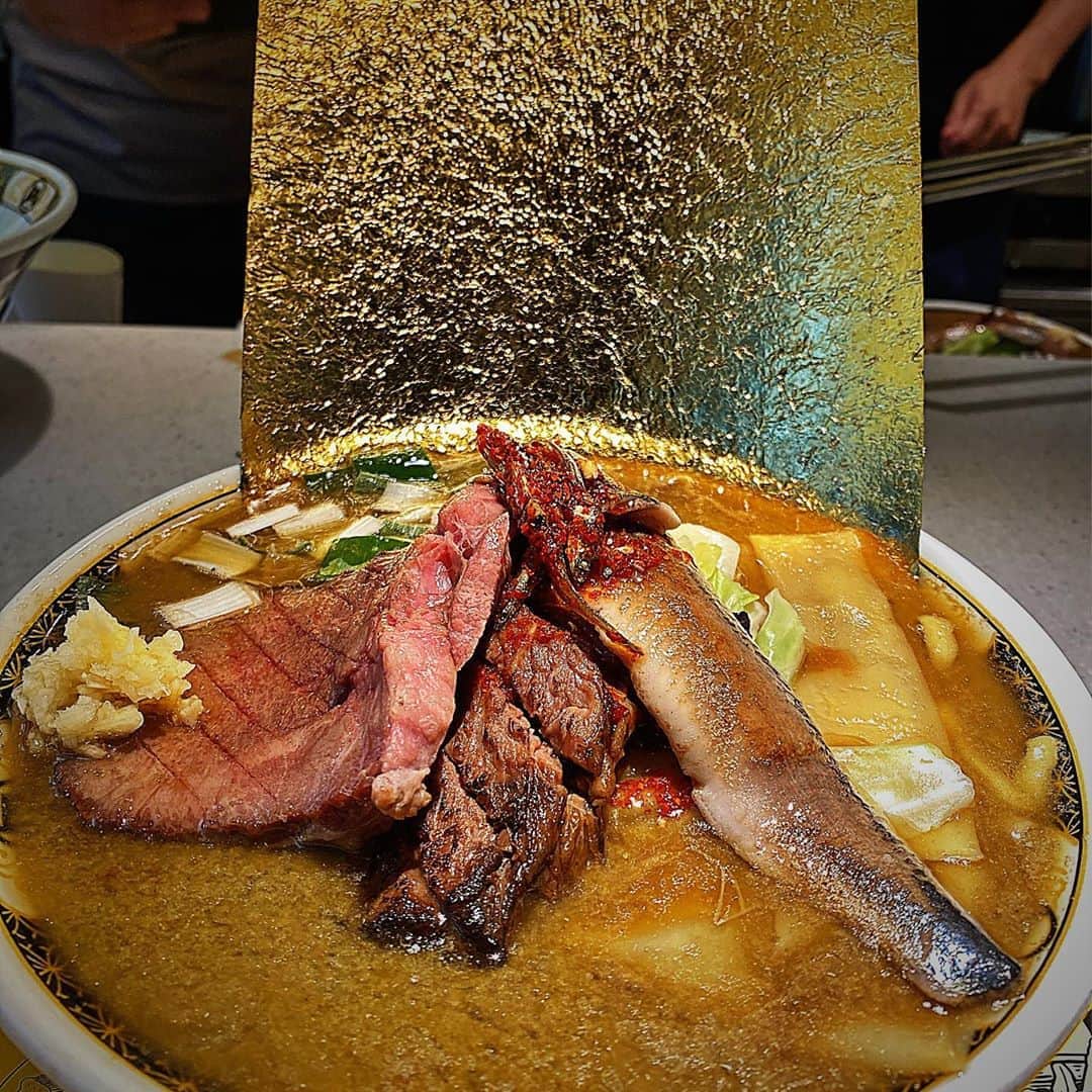 のインスタグラム：「#wagyu #wagyumafia #ラーメン凪さんとのコラボレーション試食会 #金箔海苔から黒タンチャーシューまでとにかく原価かかりまくりの1万円ラーメン #8月28日午後6時からマシノマシ東京にて開催 #tongue #美味しくないわけがない #teriyaki #夕食 #料理 #美味しい #ごはん  #food #foodlovers #foodie  #delicious #foodoftheday #foodgasm  #yum #yummy #tasty #eat #eating #hungry #foodpics #fresh #tasty #eating #foodpic #instafood https://wagyumafia.official.ec/」