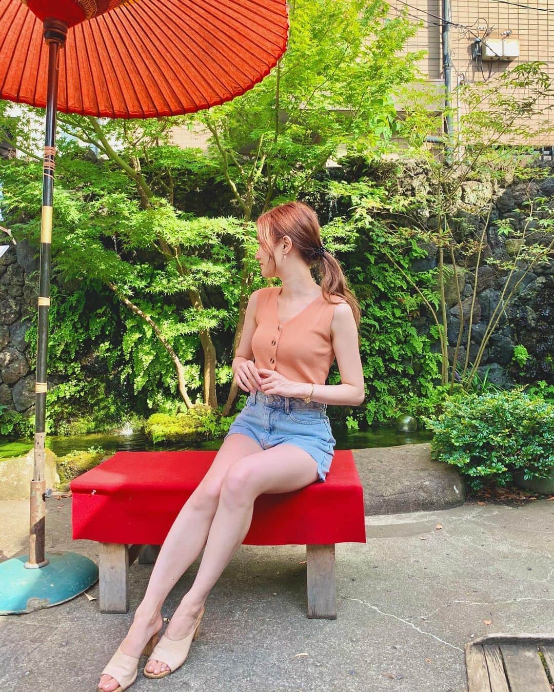 金子実加のインスタグラム：「日焼け止め塗り塗り。 NOV SPF50に、日焼け止めスプレーまでして、対策バッチリ✨✨ もちろん、マスクもこの時だけ外してるし、暑さで顔ドロドロだから、横顔が使えるね🙆‍♀️ . . . . . . . . . . #横顔　#日焼け止め　#spf50 #日焼け止めスプレー　#ポニーテール #ショーパン #脚　#美脚　#トレーニング　#美白　#対策　#ダイエット　#目標　#雰囲気 #鎌倉　#夏」