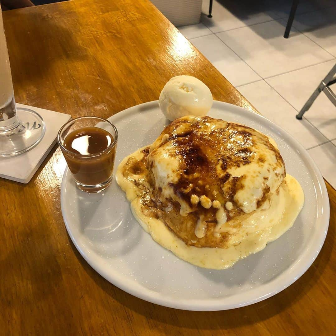 太田江莉奈さんのインスタグラム写真 - (太田江莉奈Instagram)「.  ブリュレ🥞🍴 ふわっふわで脳にガツンとくる甘さでめちゃくちゃ美味しかった〜♡  . .  #cafe#pancakes  #cafelatte#creambrulee #天神カフェ#天神ランチ #パンケーキ#福岡カフェ  #ブリュレパンケーキ#カフェ巡り」8月14日 13時23分 - erina_o_