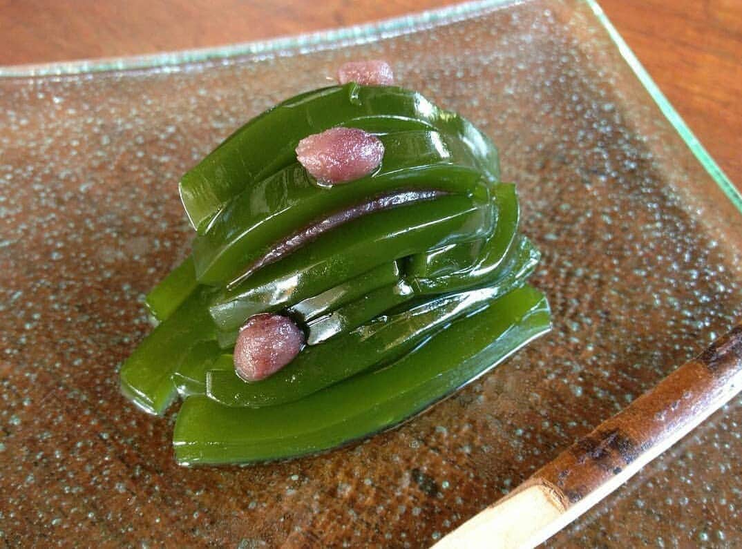 のインスタグラム：「Green curtain soften a strong sunlight. Enjoy a comfortable time, under a lively green shade with "Leafy Shade".. #toirowagashi #wagashi #kerobokan #japanesesweets #bali #batubelig」