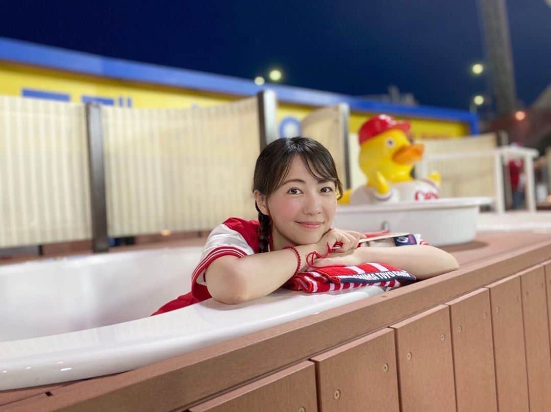 うえむらちかのインスタグラム：「バスタベリア🛀﻿ ﻿ 2019年に新設された﻿ お湯の張ってないバスタブで観戦できる変わり種座席💺﻿ ﻿ この季節は冷水張って﻿ 水風呂観戦したいな🛁❄️﻿ ﻿ ﻿ #マツダスタジアム﻿ #カープ #カープ女子﻿ #プロ野球 #インスタ野球女子﻿ #carp #baseball」