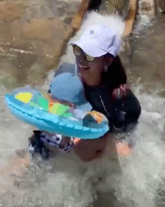 のインスタグラム：「Yeah!!!!!! 最高だぜーい！🤣 最後サニ坊 ひっくり返って顔が 水についたけど 爆笑してました🤣👏 本当プールとか海でも 上手に泳ぐんよw 今年あと1回は 海行きたいな〜 クラゲもうおるかな？w #夏の思い出2020  #サニ坊とエママの日常  #1歳10ヶ月  #男の子ママ  #サングラス は #オークリー  #oakley」