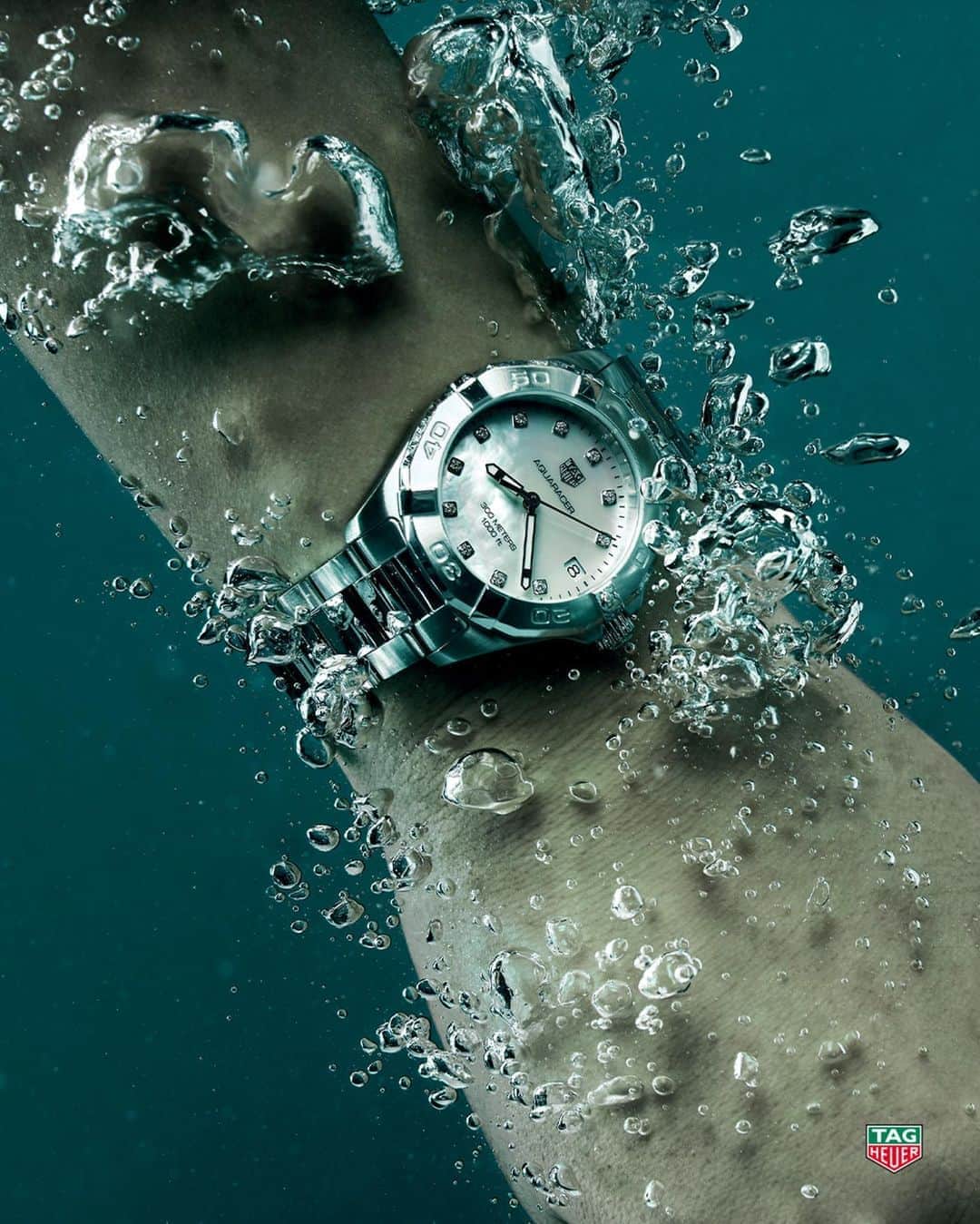 のインスタグラム：「Style and sophistication, no matter the situation.  The #TAGHeuerAquaracer has you covered for all types of tides. Discover more now at the link in our bio.」