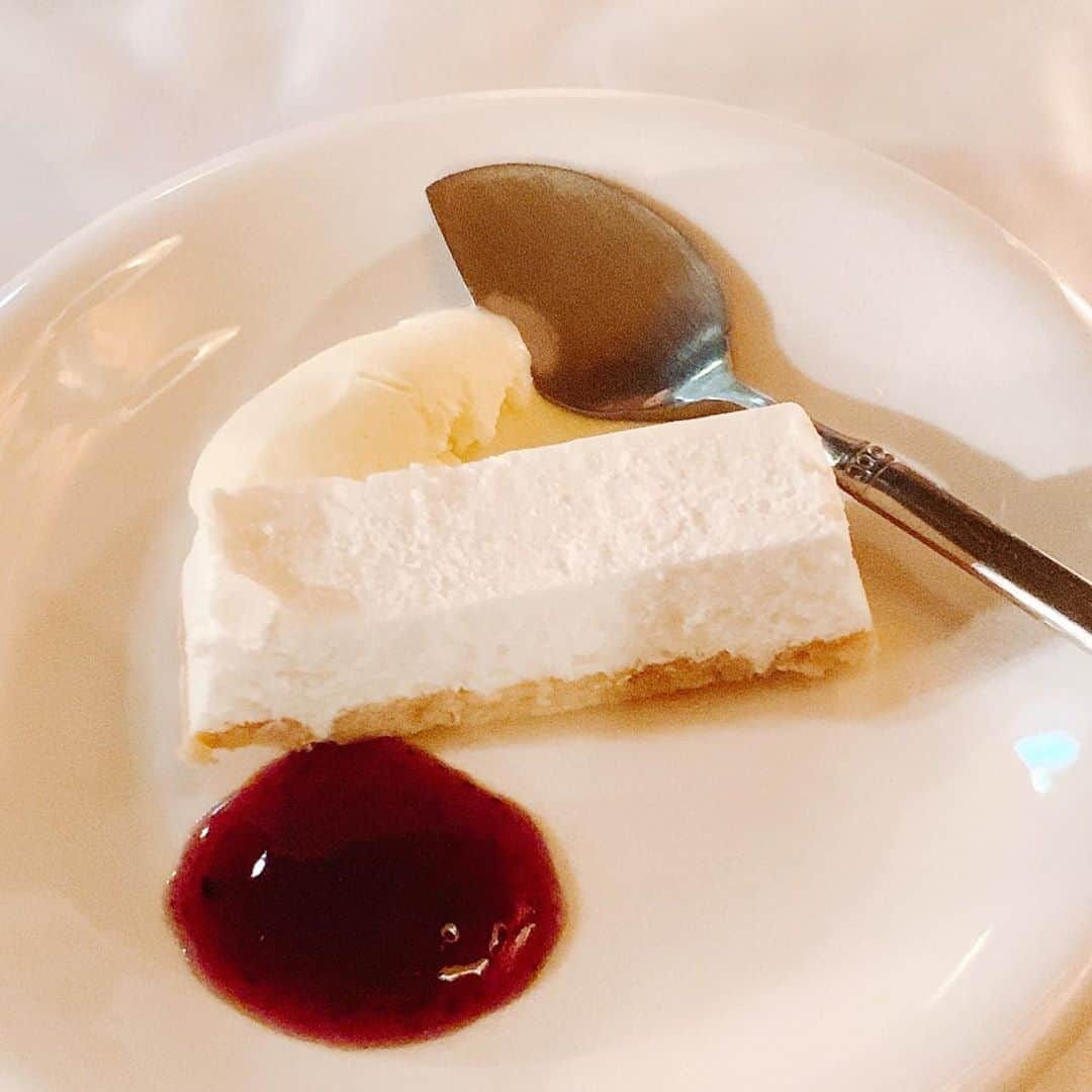 葉月里緒奈さんのインスタグラム写真 - (葉月里緒奈Instagram)「ステーキ、どーーん！ 食べ盛りのJKも流石に400gはギブアップ。 #千駄ヶ谷グルメ#ステーキ#チャコあめみや #サーロインステーキ #サーロインステーキ400g #特選ヒレステーキ #ヒレステーキ#大人はそれぞれ200g#肉食家族#rionahazuki」8月14日 22時59分 - riona_hazuki