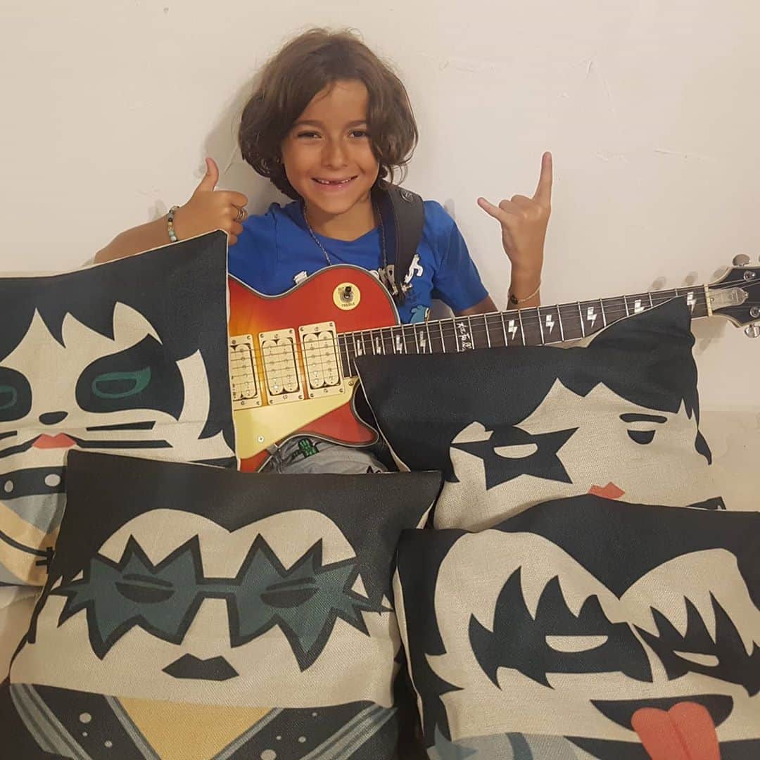 KISSさんのインスタグラム写真 - (KISSInstagram)「#KISSKids Rock! Awesome! Keep the photos coming, #KISSARMY! Send to us on letters page at KISSOnline.com.」8月14日 22時53分 - kissonline