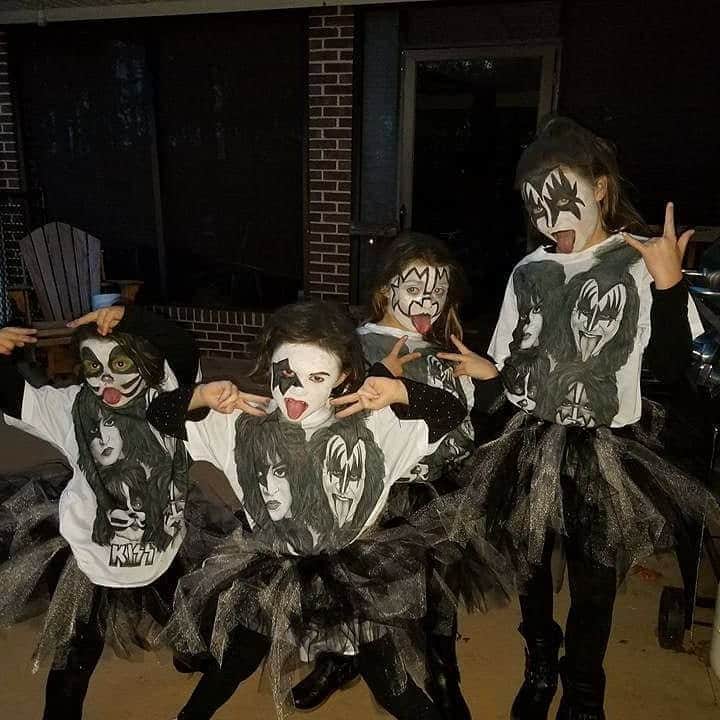 KISSさんのインスタグラム写真 - (KISSInstagram)「#KISSKids Rock! Awesome! Keep the photos coming, #KISSARMY! Send to us on letters page at KISSOnline.com.」8月14日 22時53分 - kissonline