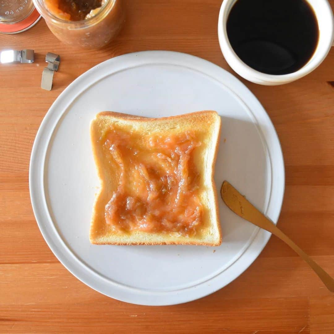 山崎佳のインスタグラム：「Today’s breakfast. 母からたくさんの野菜と一緒に今年も届いたルバーブ。とりあえずまず半分をジャムにしました。」
