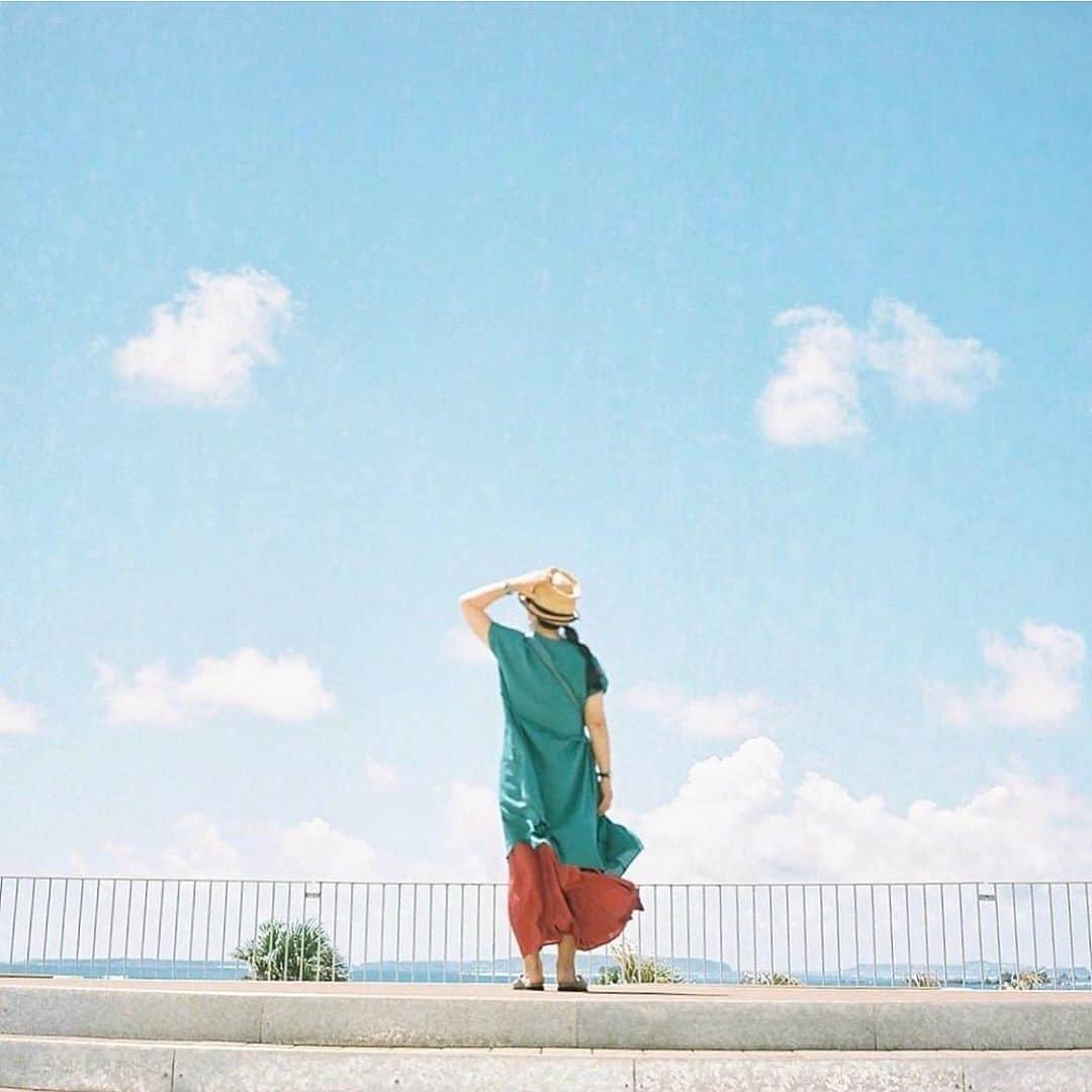 ゆうゆのインスタグラム：「2020.08.14﻿ ﻿ ﻿ *⿻｡* . ﻿ ﻿ ﻿ 沖縄、緊急事態宣言が延長されましたねー﻿ ﻿ ﻿  ﻿  が、私の緊急事態自粛は無事に終了しました。﻿ ﻿ ﻿ というのも﻿ 実はですねーーー﻿ ﻿ 先月、すっ転びまして﻿ 左手首を骨折しましてん^^;﻿ そして手首にプレート入れる手術しました。﻿ ﻿ 女の人の骨には見えないと言われるほど﻿ たくましい骨を持ってるし﻿ 骨密度も低くないんですよー﻿ ﻿ な・の・に﻿ 骨折、人生初…ではなく2度目ですf^_^;﻿ どんだけおっちょこちょいなのーーって…﻿ ほんとにー﻿ ﻿ 幸いなことに左手で他はどこも打ってなく﻿ 幸いな事に術後も順調で﻿ 今日から無事社会復帰です。﻿ ﻿ ﻿ まだまだリハビリしながらですが、﻿ 痛い思いもしましたが、﻿ 貴重な体験もたっくさんしました(^｡^)﻿ ﻿ またひとまわり大きくなったと思います。﻿ (体重はこれ以上増やしたく無いけどーーっ)﻿ ﻿ ﻿ コロナといい骨折といい﻿ この夏は忘れられない濃い夏になりました。﻿ ﻿ ﻿ #こんな夏は一回でいい（笑）﻿ #確かにたくましい腕なのに❗️﻿  ﻿ ﻿ __________________________________________________**✧̣͙ͥ*﻿ ______________﻿ ﻿ ﻿ ﻿ photo by @mykey_12  thanks﻿ ﻿」