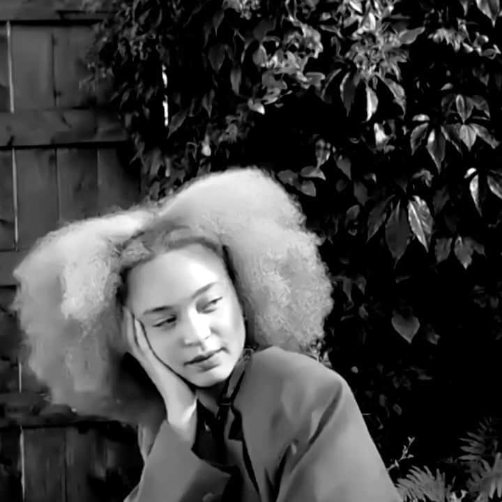 LOVE MAGAZINEのインスタグラム：「Meet @itsconniesworld, the 25-year-old singer/songwriter from Watford, who set up her own record label @_jumpthefence just one year on from releasing her debut album ‘English Rose’. @belleleighsmith shot Connie over zoom from her grandparents’ garden wearing @the_attico pre-fall 2020.  Film by @belleleighsmith  Talent @itsconniesworld  All clothing @the_attico  Music "I Want Out" by @itsconniesworld」