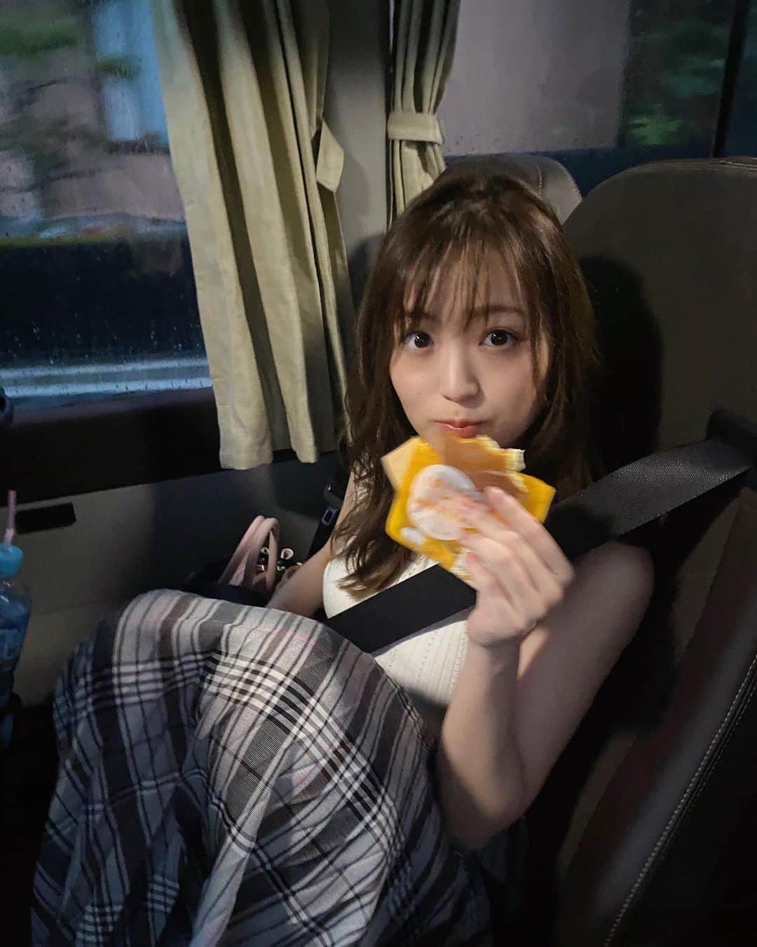 のインスタグラム：「. 9/18に講談社より発売になる写真集『Seiren』の予約受付が始まりました💓 書籍の発売に伴いデジタル写真集も発売になります🥺 どちらもぜひ予約してね！ . オフショット公開。 最後のロケ地に向かうロケバスの中で、差し入れで頂いた港月堂のチーズどら焼き💛 チーズが濃厚でおいしいの🧀 . . #写真集 #講談社 #Seiren #オフショット #offshot #予約受付中 #ロケバス #差し入れ #港月堂 #チーズどら焼き #どら焼き #dorayaki #💛 #🧀」