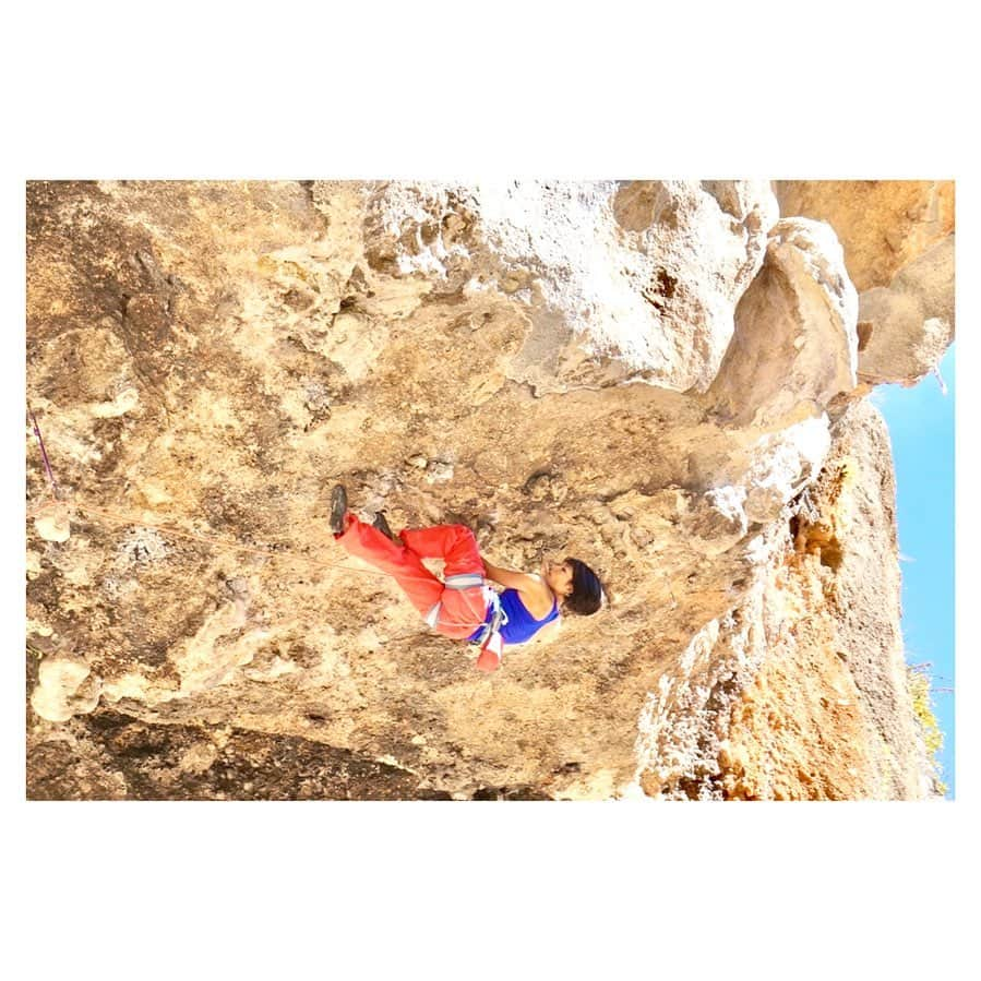 小林由佳のインスタグラム：「Can u guess which way is UP?☝︎☜☟☞  #ルーフ長すぎて首パンプ @mammut_japan  @unparallelup」