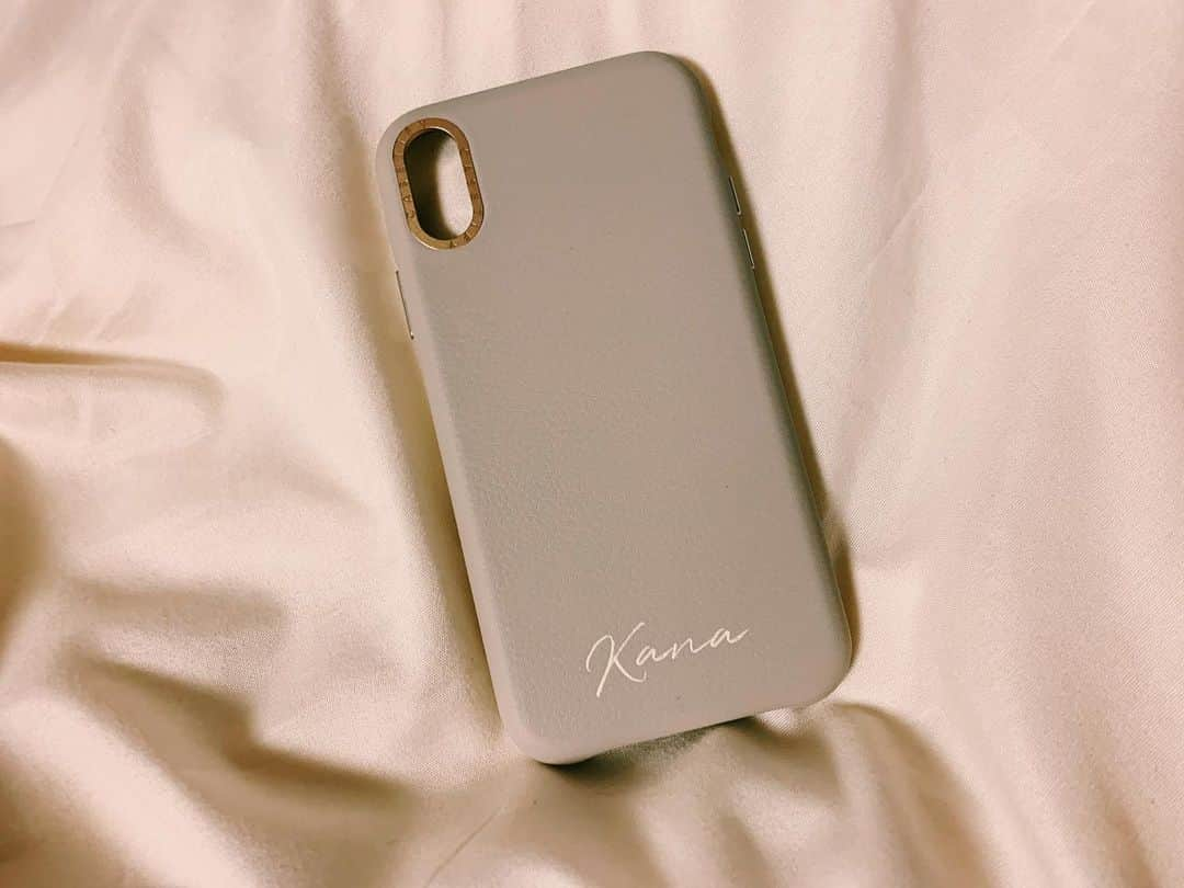 橘佳奈さんのインスタグラム写真 - (橘佳奈Instagram)「New i-phone case🌻  ここ数年、洋服もバッグもiPhoneケースも真っ黒なんで新調しました。  自分で好きなようにカスタムできるので普段なら黒を選びがちなところをぐっと堪えました。 レザーはストーングレーに 文字はクリームに🍦 大人の女性感が出てそれはそれはお気に入りです🌹  #CASETiFY #StateYourCase #迷うくらいカラーがある #カスタムってその人の個性が出るよね」8月14日 23時05分 - tachibana__kana