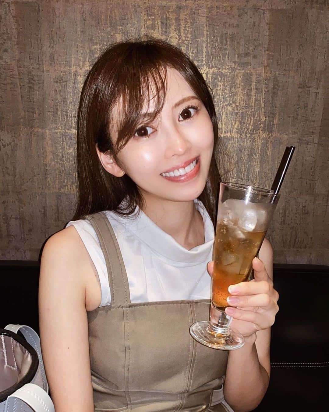 清水愛美さんのインスタグラム写真 - (清水愛美Instagram)「仕事帰りに...💓 * 軽く一杯(ジンジャエールですw)🥂なんてネ！ なーんも休みらしい事出来てないですが！ 仕事たくさん出来て楽しいお盆です！ * 今日もお疲れ様でした💓 * #軽く一杯　#ジンジャエール好き #お疲れ様でした #お盆　#ディナー」8月14日 23時06分 - manami_s0902