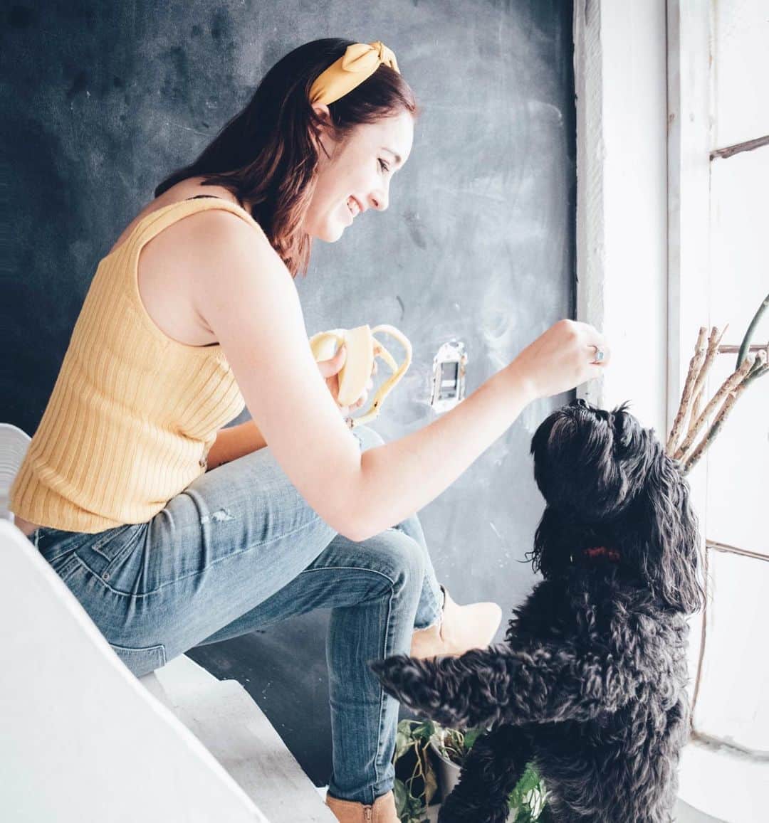ケイトリン・オズモンドのインスタグラム：「She’s forever making me smile, even on days when smiling is hard. I love my food junkie Rascal! She’s always there when I need her, especially if I have a few treats.  • • #petsmakemylifeturn #treatmonster #dogsofinsta」