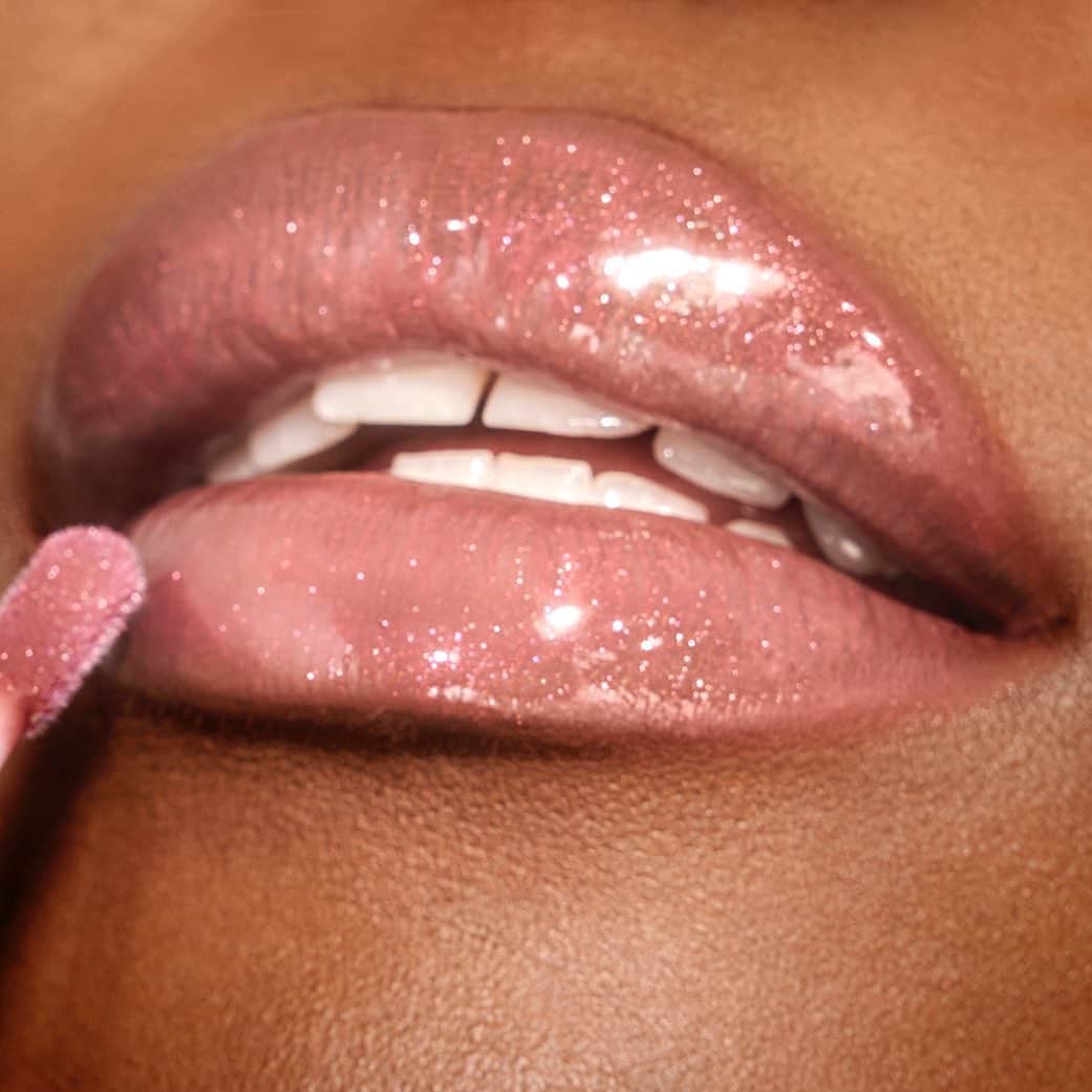 シャーロット・ティルベリーさんのインスタグラム写真 - (シャーロット・ティルベリーInstagram)「🚨💄 NEW PRODUCT ALERT! - JEWEL LIPS 💄🚨  Darlings, introducing my NEW! Jewel Lips!!! DECADENT, shine-bright lip glosses to DAZZLE and DELIGHT!!! Capturing the beautifying magic of my ICONIC, GLOBALLY-LOVED shades, Pillow Talk and Walk of No Shame, instantly BEJEWEL your look with a DIVINE BEAUTY GLOW!!! The magic formula contains Hyaluronic Acid to flood the lips with PLUMP-EFFECT MOISTURE and HYDRATION. Wear alone for a sheer wash of GLIMMERING GLOSSY COLOUR or as the ultimate finishing touch of HOLLYWOOD GLAMOUR over lipstick!  WHAT MAKES IT MAGIC?  💫Long lasting—up to 7 hours! 💫Caring, hydrating formula 💫Smooth non-dragging application 💫Lips look fuller and wider  🛍 SHOP NOW darlings via my #linkinbio   #CharlotteTilbury #PillowTalk #JewelPot #JewelLip」8月14日 23時17分 - charlottetilbury