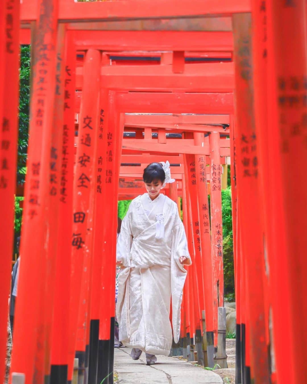 Rieさんのインスタグラム写真 - (RieInstagram)「@kimonoqueen  さんにて﻿ ﻿ 色打掛を着た後に、﻿ ﻿ 背中の刺繍が素晴らしい白無垢にもお着替えして ﻿ 家族も全員お着物着ました﻿ ﻿ 撮影の後、近所の神社にお散歩へ﻿ ﻿ 家族の日本滞在の素敵な思い出になりました﻿ ﻿ オーナーの利恵さんと、﻿ ダーと子供達みんなに感謝🙏❤️❤️﻿ ﻿ #白無垢 #神社 #⛩ #鳥居 #千本鳥居 #ウェディングフォト #家族写真 #ありがとう #婚礼写真 #海外在住 #japan #japanese #japaneseweddingdress #kimono」8月14日 23時17分 - rie_dubai