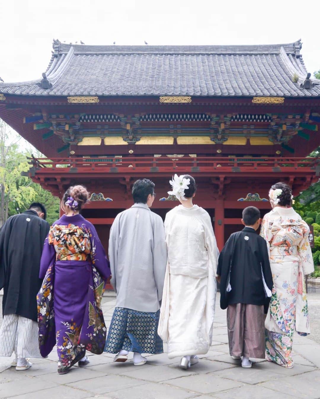 Rieさんのインスタグラム写真 - (RieInstagram)「@kimonoqueen  さんにて﻿ ﻿ 色打掛を着た後に、﻿ ﻿ 背中の刺繍が素晴らしい白無垢にもお着替えして ﻿ 家族も全員お着物着ました﻿ ﻿ 撮影の後、近所の神社にお散歩へ﻿ ﻿ 家族の日本滞在の素敵な思い出になりました﻿ ﻿ オーナーの利恵さんと、﻿ ダーと子供達みんなに感謝🙏❤️❤️﻿ ﻿ #白無垢 #神社 #⛩ #鳥居 #千本鳥居 #ウェディングフォト #家族写真 #ありがとう #婚礼写真 #海外在住 #japan #japanese #japaneseweddingdress #kimono」8月14日 23時17分 - rie_dubai