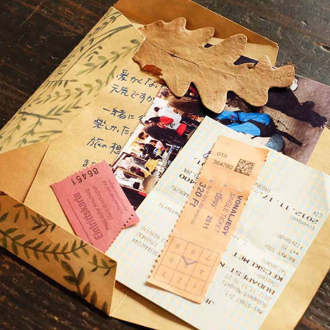 手紙社さんのインスタグラム写真 - (手紙社Instagram)「【「新しいオンラインフェスティバル・紙博」閉幕いたしました！】﻿ 8月3日から12日間に渡って開催してきた「新しいオンラインフェスティバル・紙博」のすべてが、本日23時を持ちまして幕を閉じました。オンラインでの初開催、みなさまお楽しみいただけましたでしょうか？　﻿ ﻿ オンラインショップに揃ったのは、出展者のみなさんがこのために用意してくださった新作やここだけのお得なセット、そして限定アイテムの数々。オンラインですが、その素晴らしい品々に目を輝かせたり、じっと見つめたりする熱い眼差しが、なぜか会場で感じる以上に伝わってきました。﻿ ﻿ また、オンラインミーティングでは、大好きな作り手のものづくりの現場に潜入。制作過程を見たり、作品の裏に隠れたエピソードを聞いたりしているうちに、そのアイテムがもっと愛おしく感じたというような嬉しい声も届きました。﻿ ﻿ 紙界のスーパースターたちと、参加してくださったお客様のやりとりを見ていると、これまで以上に紙好きの輪が広がり、紙への愛が深まったことを感じます。ご購入いただいた商品がお手元に届くまで、ぜひオンラインミーティングのアーカイブ動画を振り返りながら、その時間さえも楽しんでお待ちいただけると嬉しいです！﻿ ﻿ 「新しいオンラインフェスティバル」が次にバトンを繋ぐのはどのイベントでしょうか。今後もどうぞご期待ください！﻿ ﻿ #手紙社#手紙舎#tegamisha#紙博#オンライン紙博#kamihaku#紙もの#紙雑貨#紙#paper#papercraft#デザイン#design#オンラインイベント#オンライン#オンライン配信#リモート」8月14日 23時10分 - tegamisha