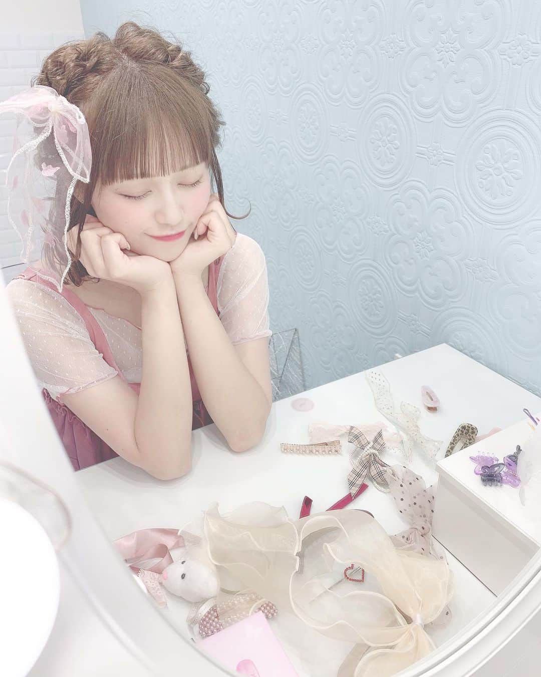 葉月沙耶さんのインスタグラム写真 - (葉月沙耶Instagram)「#世界で1番可愛い美容室   @tofu.omotesando さんにこの間行ってきましたᐡ⸝⸝> ̫ <⸝⸝ᐡ🎀  空間も、美容師さんも素敵すぎて、 可愛すぎて本当に世界で1番可愛かった(っ´>ω<))ω<`)♥  @tofu.airi さんにカラートリートメント前髪カットしてもらって可愛くなったよ‪‪❤︎‬  今の髪色好き過ぎて今日の朝、ママとパパに今日のさや可愛くない？♡っていって朝からパパに可愛いと言ってもらいました(∩´｡•×•｡`∩)♡へへ  また行きたいなぁ‪‪❤︎‬  #tofu #表参道 #表参道美容院 #原宿美容室 #ピンク大好き #シナモツインリボン #トゥーフー #ツインテールアレンジ #ツインテール女子 #ヘアセット #ヘアアレンジ #編み込みアレンジ #サロンモデル #ผมแต่งหน้า  #เทวรูป #คอสเพลย์」8月14日 23時18分 - sayapon_310