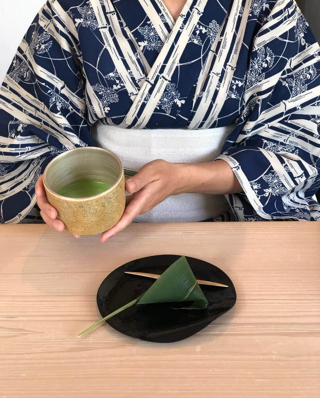 長尾悦美さんのインスタグラム写真 - (長尾悦美Instagram)「ランチは　八雲茶寮へ。  何度行っても感動の場所。  料理の美味しさはもちろんのことだけど、器から空間、サービスまで素晴らしく、お腹も心も満たされます♡  夏限定のかき氷は毎回、食事後に食べたいなぁと思いつつ、お腹いっぱいで食べられず、、、。  近々またかき氷だけ食べに行こうかな🍧  #八雲茶寮  #和装が似合う場所 #浴衣」8月14日 23時13分 - yoshiminagao