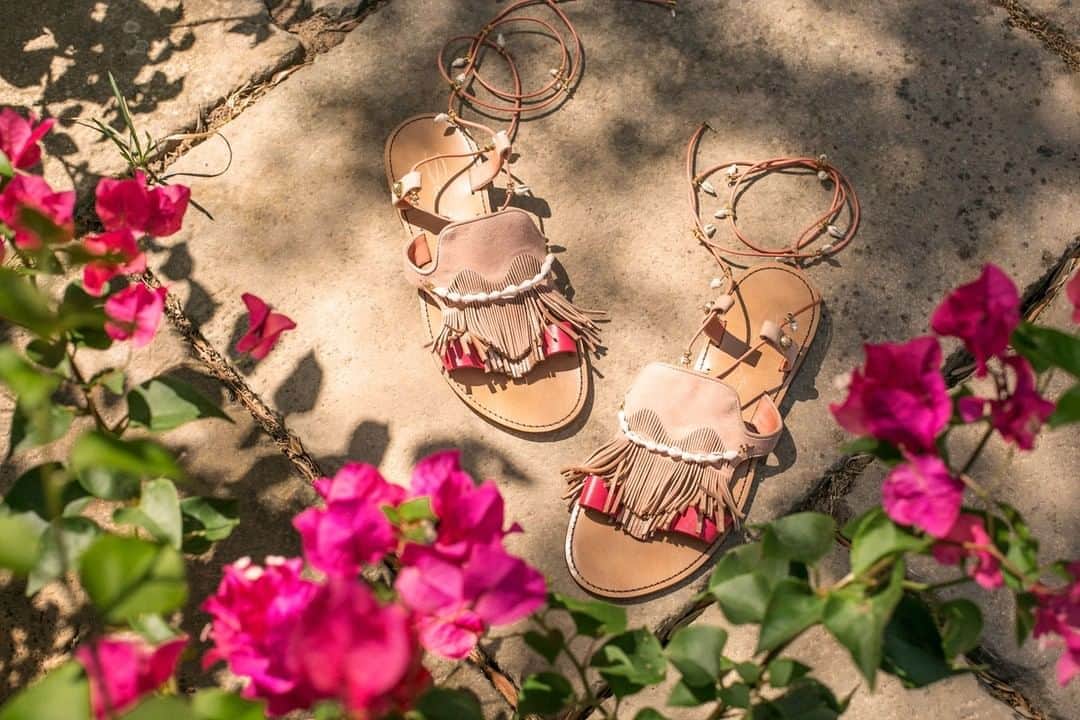 サントーニのインスタグラム：「A lovely and delicate flat sandal, made of a combination of leather and suede and enriched by details that remind the sea, such as seashells and brass studs.  #SantoniChufy」
