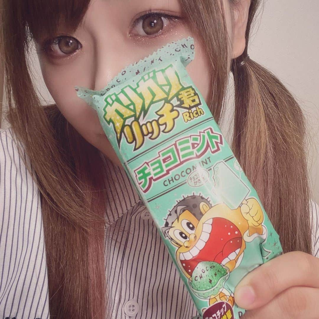 川﨑由意さんのインスタグラム写真 - (川﨑由意Instagram)「ほぼ毎週金曜日22時〜放送中の﻿ rank seekerビデオチャット"のいゆい"ご視聴ありがとうございました😊✨﻿ ﻿ 今回のゲストは同期の大仲純怜プロでした💓﻿ ﻿ すみれプロの得意なタロット占いをしてもらったのですが﻿ のいちゃωと私2人ともあまり良い結果ではなく、最後の方しょんぼり配信になってしまいました😣笑﻿ でも占いって楽しいよね〜！﻿ またすみれプロに占ってもらいたいな〜💓﻿ ﻿ スクショしてくださった写真は﻿ #のいゆいすー﻿ でシェア宜しくお願いします💛﻿ ﻿ 今私の中で大ブームのチョコミントアイス﻿ ガリガリくんのチョコミント👗﻿ 美味しすぎるの！！！﻿ でも売ってるところ少ないから見つけたら大量買いしております🍙﻿ ﻿ #ランクシーカー﻿ #ビデオチャット﻿ #大仲純怜　プロ﻿ #岩見彩乃　プロ﻿ #川﨑由意　#川崎由意﻿ #のいゆい﻿ #のいゆいすー﻿ #アイキョーチャンネル﻿ #のいゆい闘魂倶楽部﻿ #ボウリング﻿ #プロボウラー﻿ #おにぎりプロボウラー﻿ #pリーグ」8月14日 23時22分 - yui533