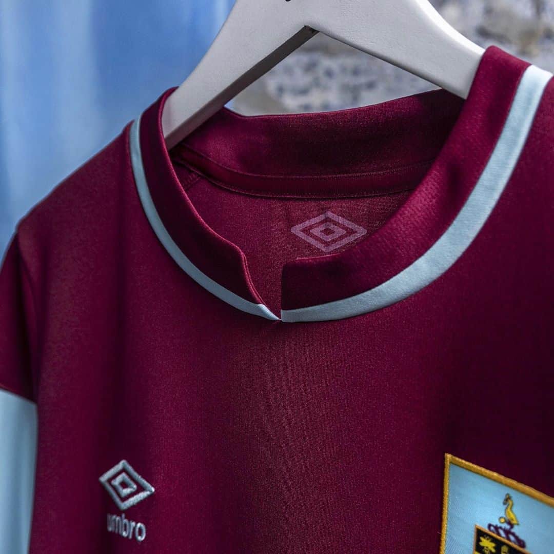 UMBROさんのインスタグラム写真 - (UMBROInstagram)「We stand together with @burnleyofficial   Taking inspiration from the kit worn by one of the greatest squad of players in the club’s history  #100YEARHEROS」8月14日 23時34分 - umbro
