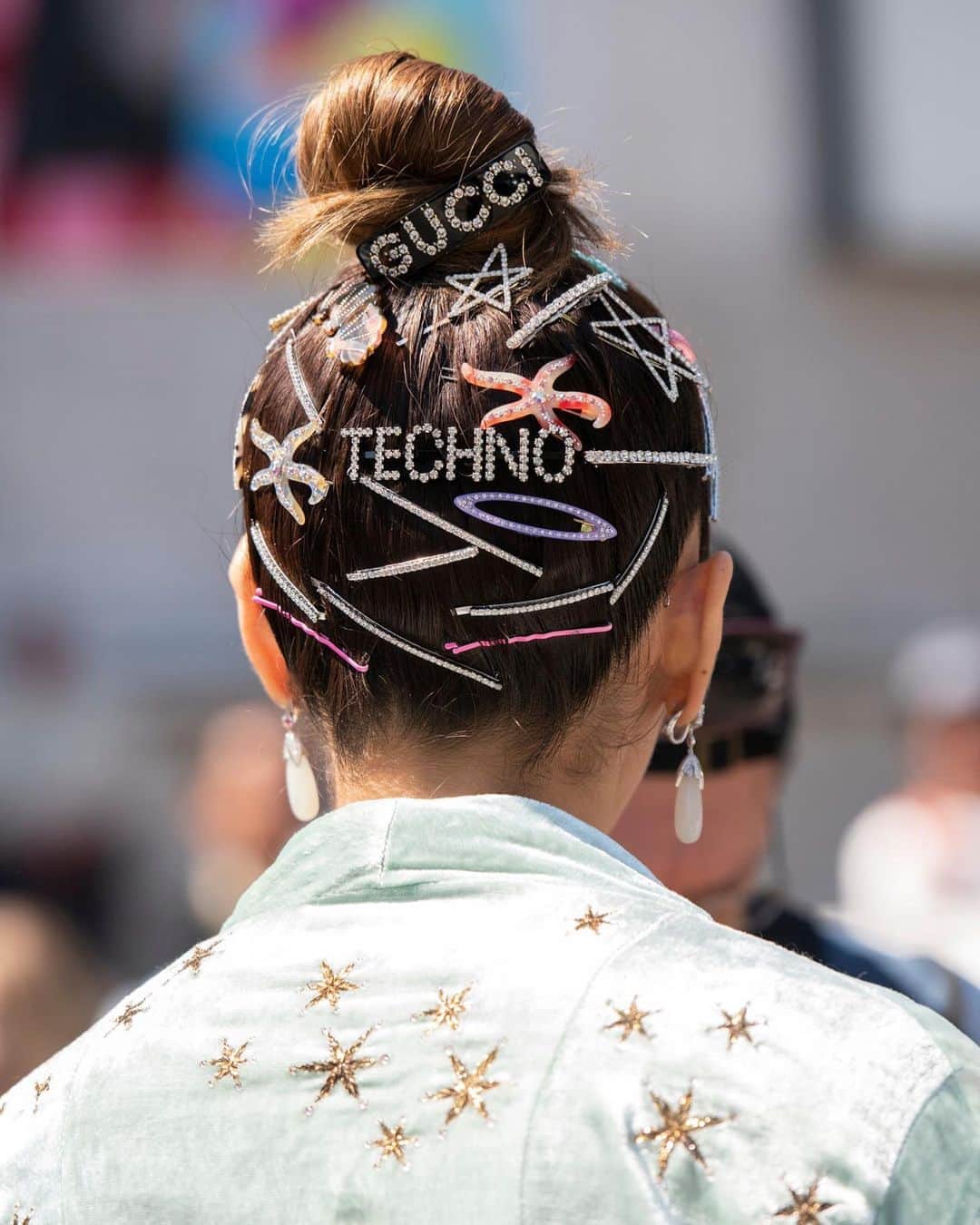Vogue Italiaさんのインスタグラム写真 - (Vogue ItaliaInstagram)「Hair accessories: what’s hot right now. 💇‍♀️ head bands, hair pins, hair clips, scrunchies: tap the link in bio to discover 7 hair accessories (and how to wear them) to change your everyday look.」8月14日 23時28分 - vogueitalia